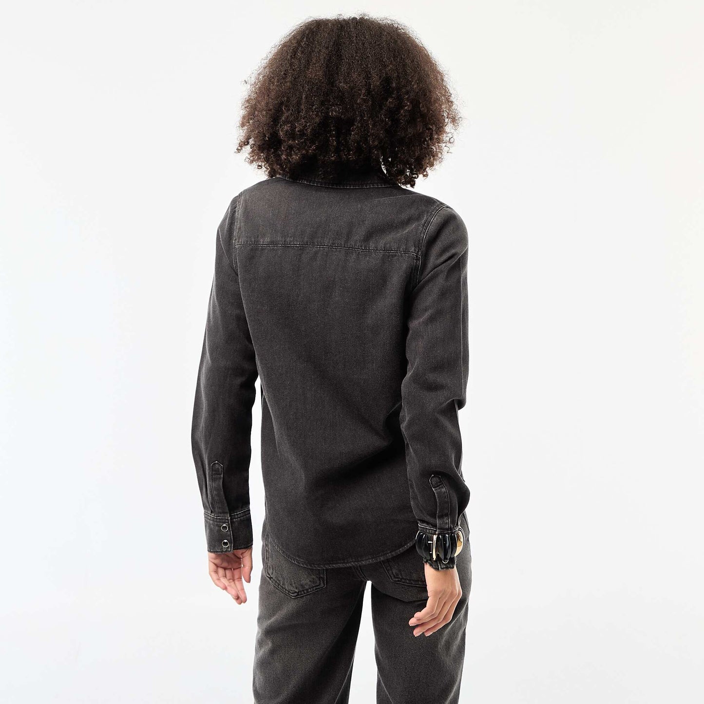 Chemise en jean avec 2 poche plaquées à rabat sur la poitrine NOIR