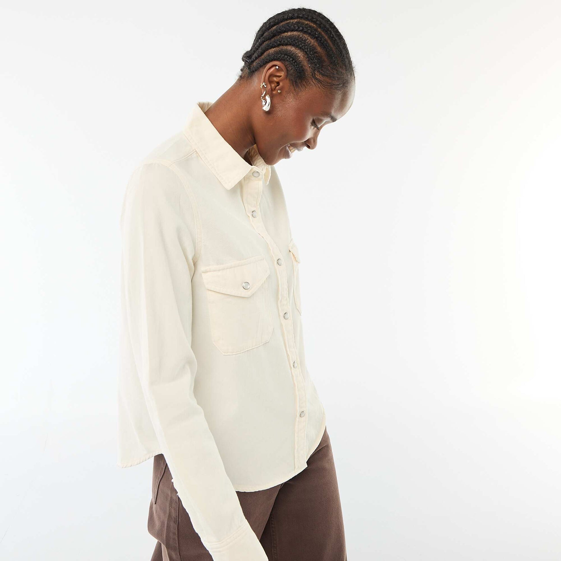 Chemise en jean avec 2 poche plaquées à rabat sur la poitrine BLANC