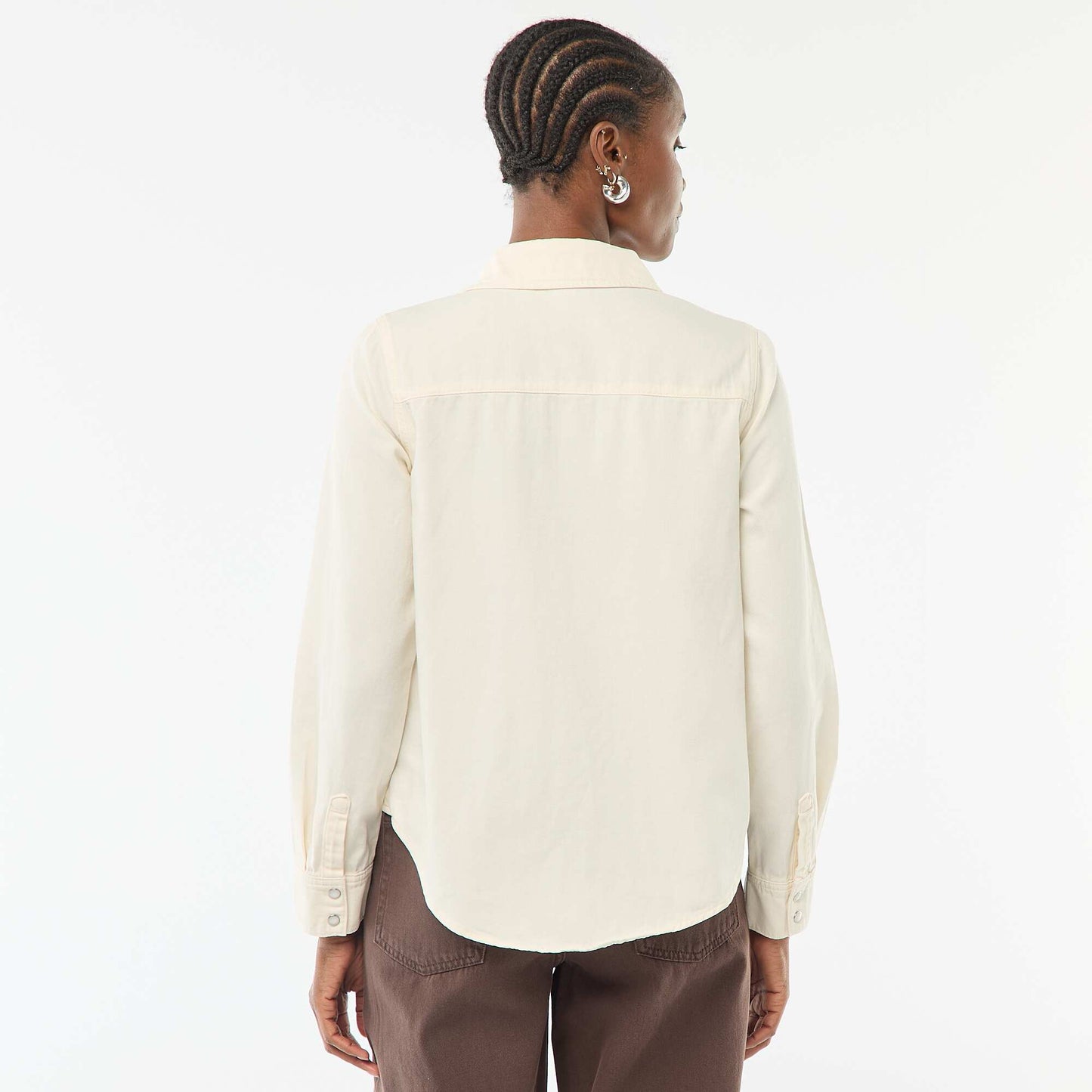 Chemise en jean avec 2 poche plaquées à rabat sur la poitrine BLANC