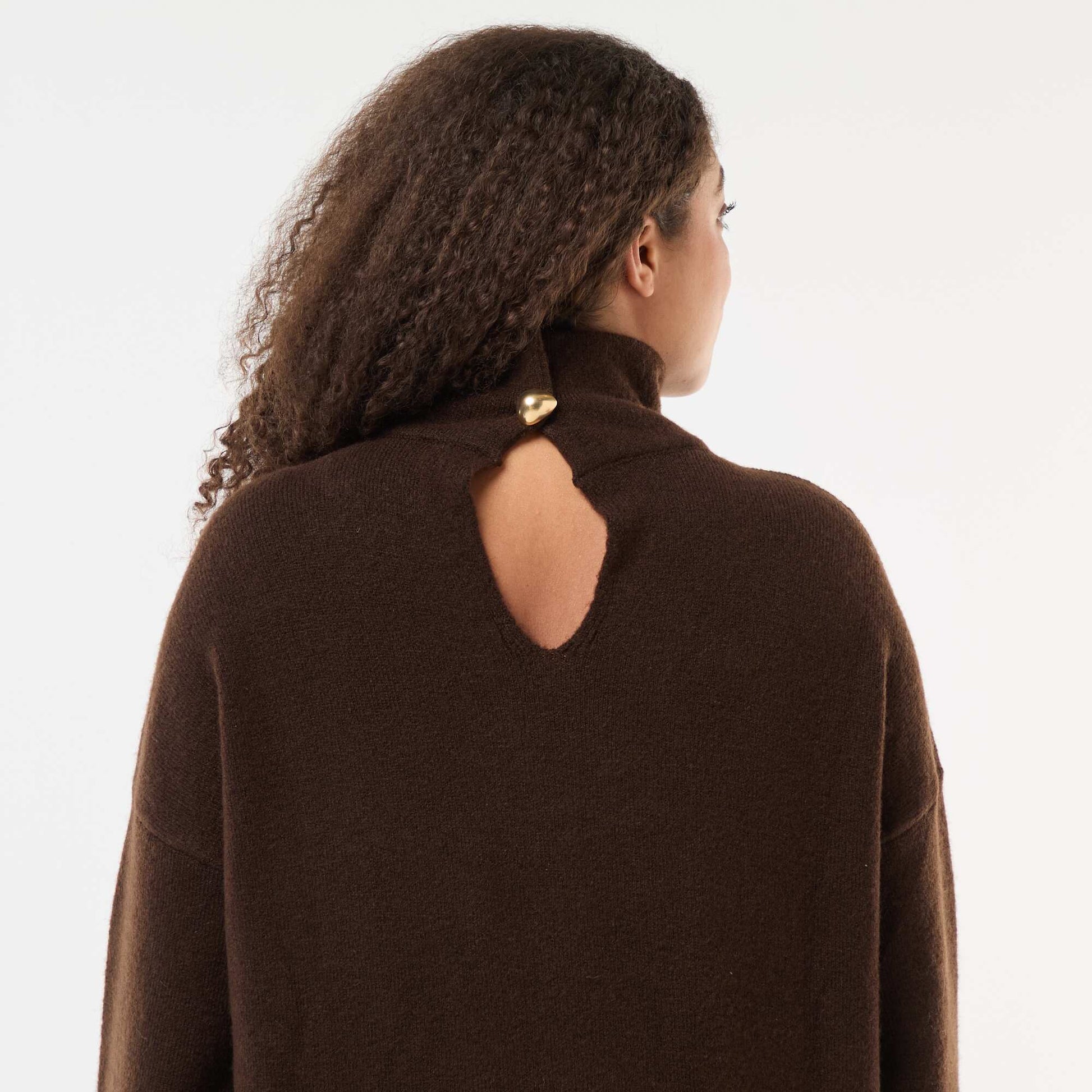 Pull montant avec fente bijou au dos MARRON