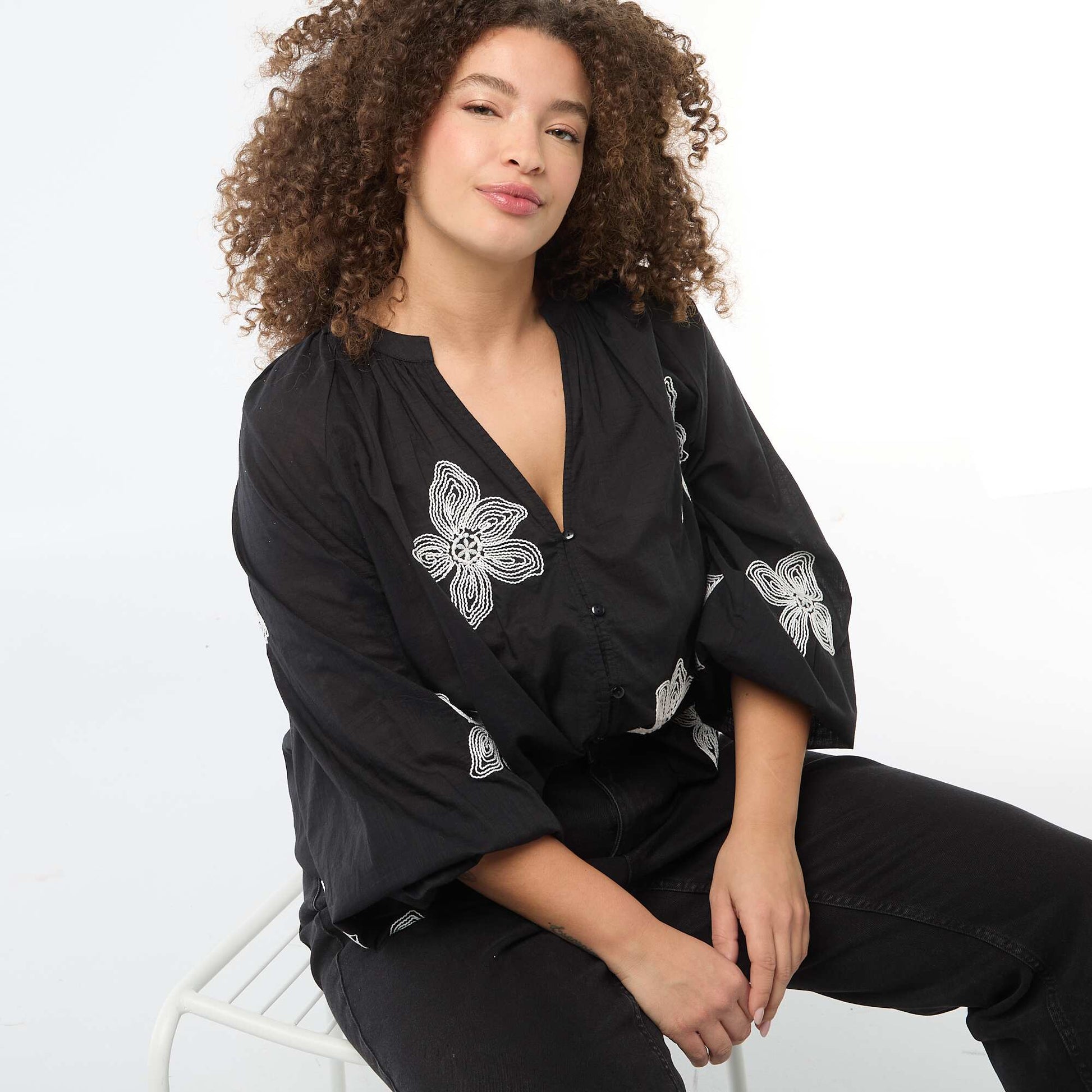 Blouse avec broderies NOIR