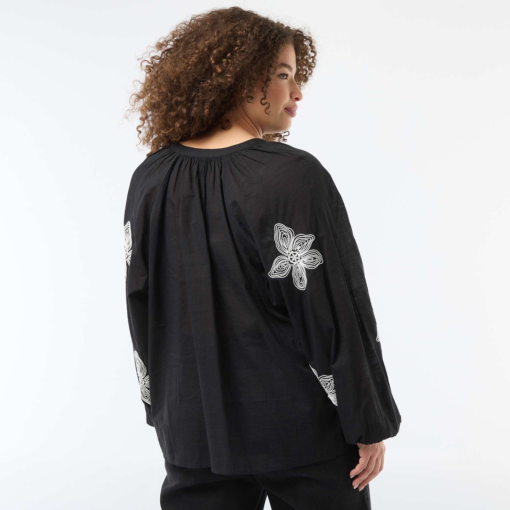 Blouse avec broderies NOIR