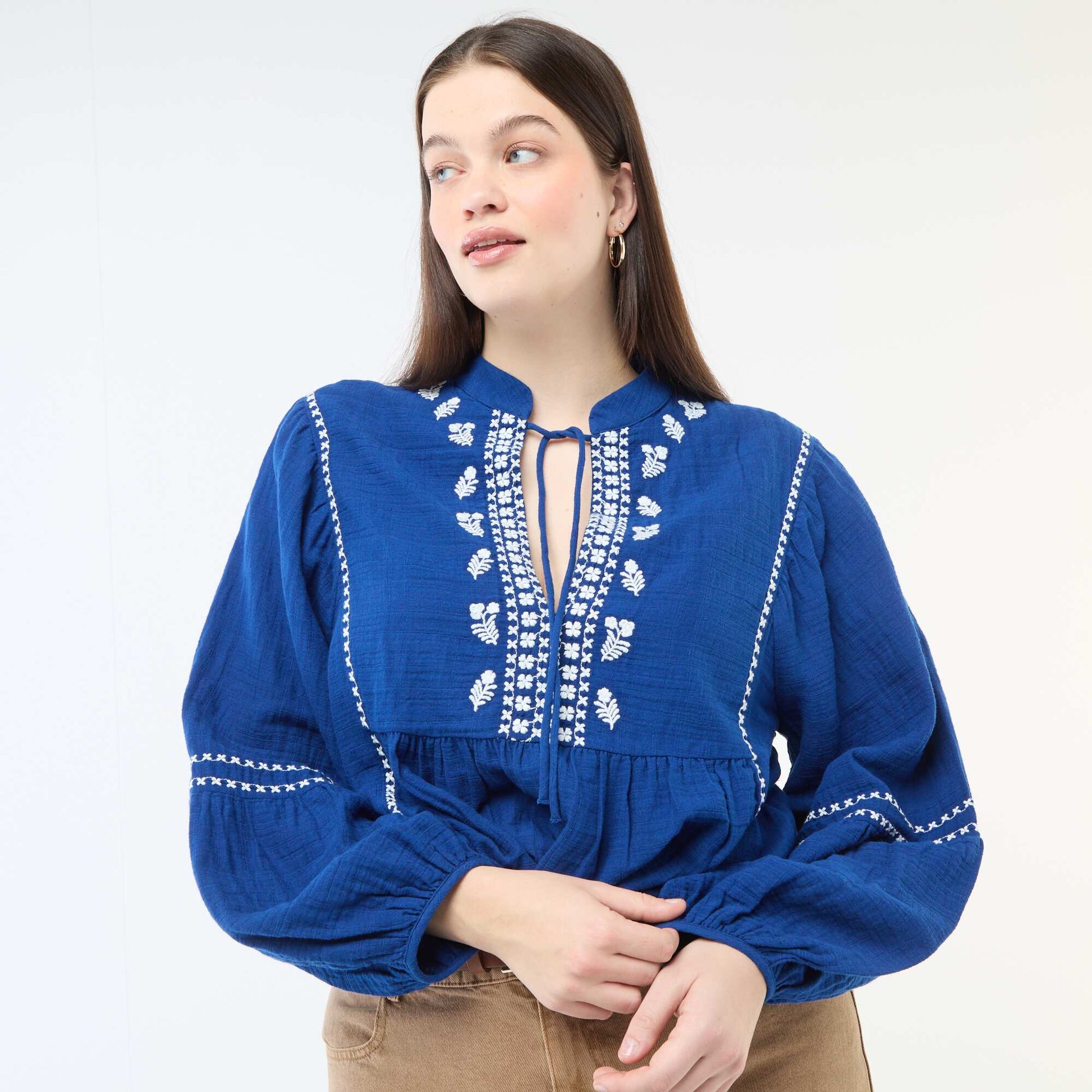 Blouse en gaze de coton avec broderies fantaisies et cordons au col BLEU