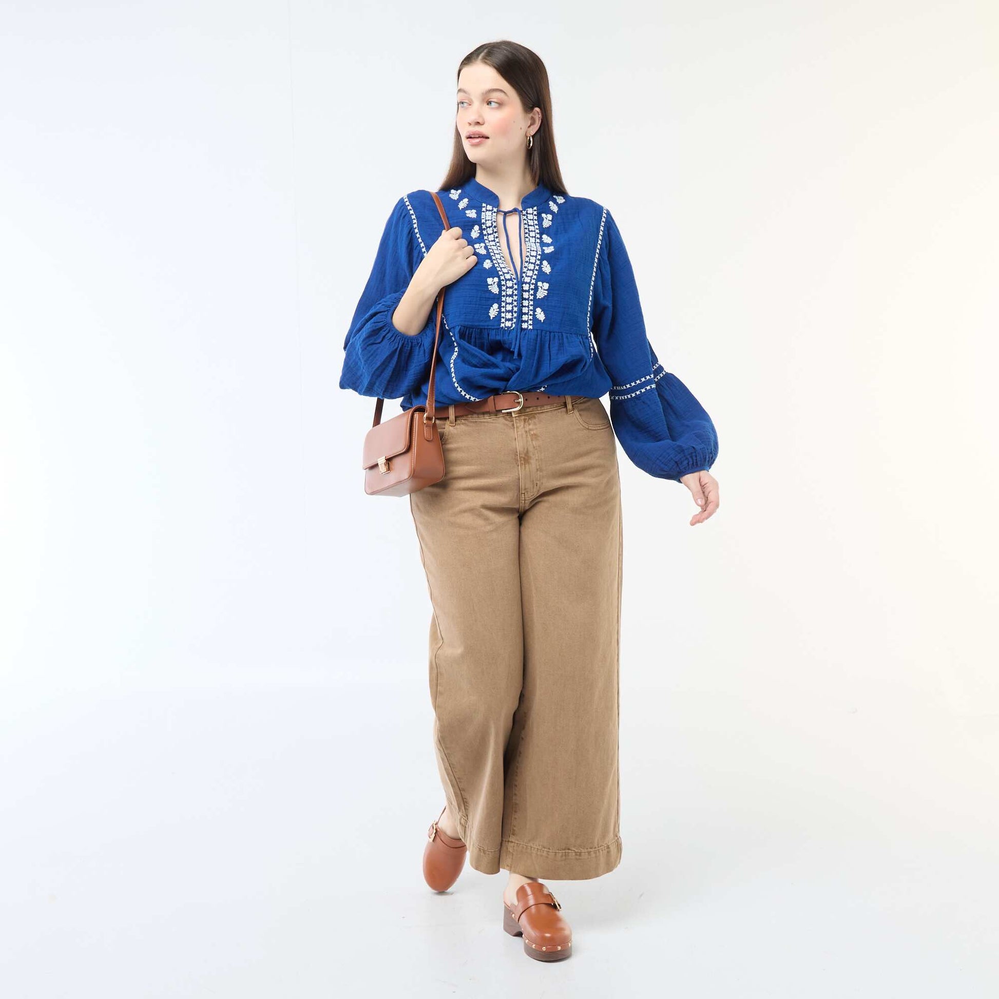 Blouse en gaze de coton avec broderies fantaisies et cordons au col BLEU
