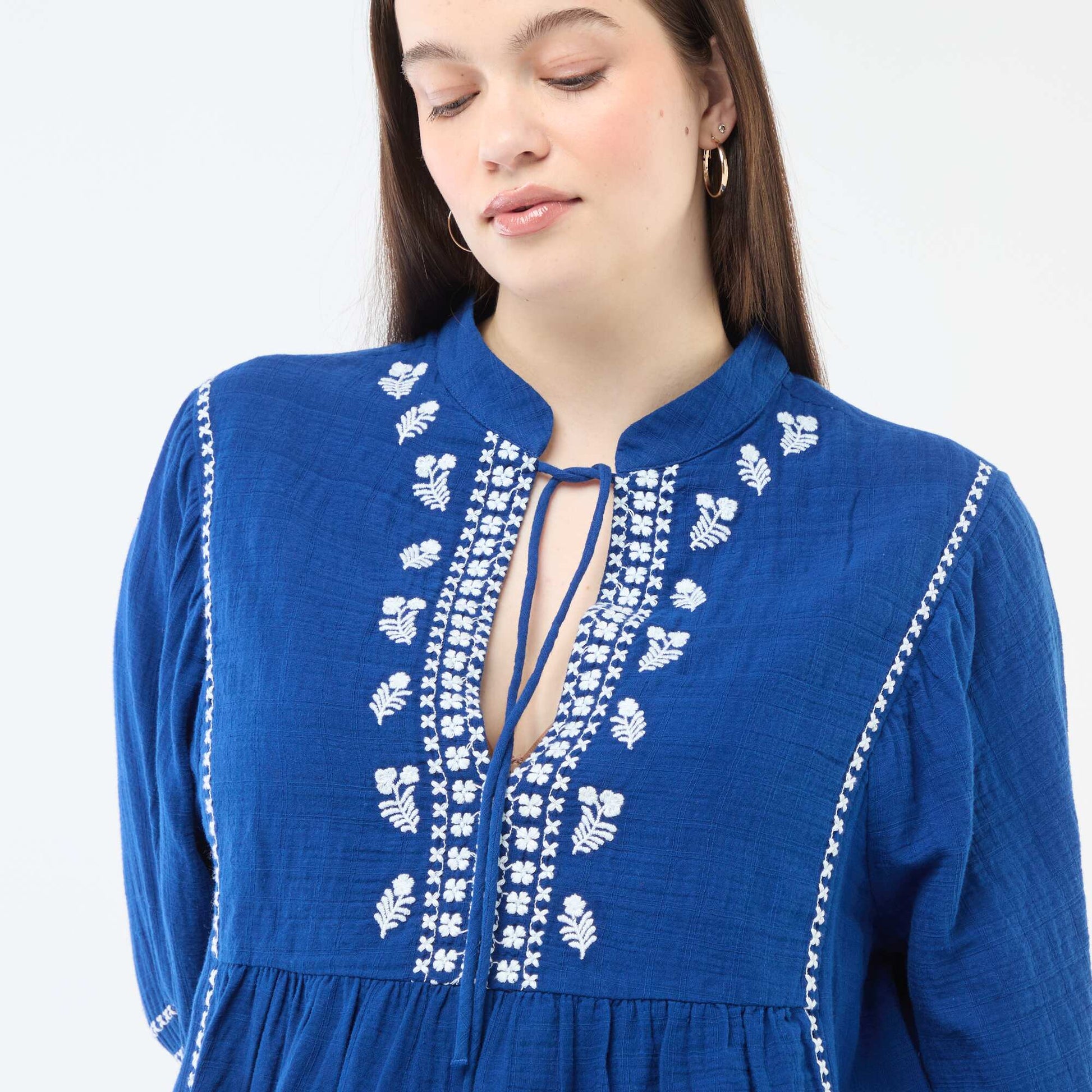 Blouse en gaze de coton avec broderies fantaisies et cordons au col BLEU