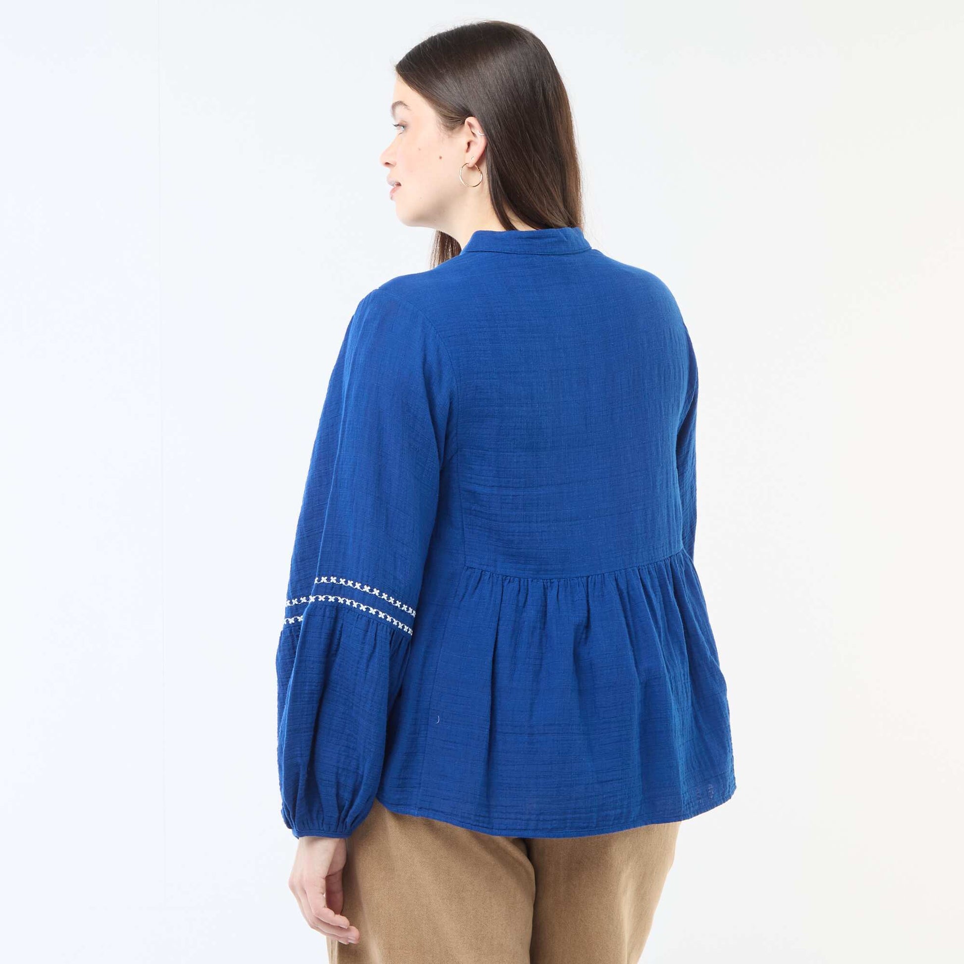 Blouse en gaze de coton avec broderies fantaisies et cordons au col BLEU