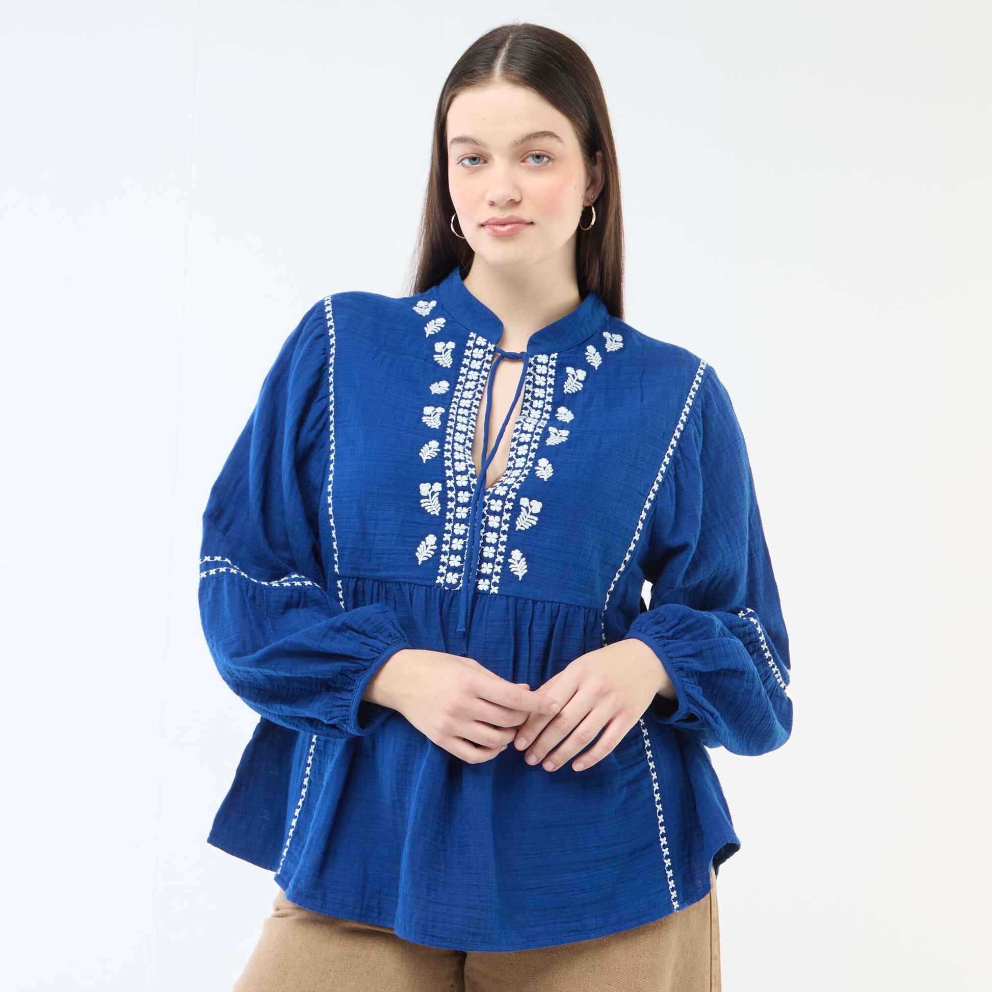 Blouse en gaze de coton avec broderies fantaisies et cordons au col BLEU