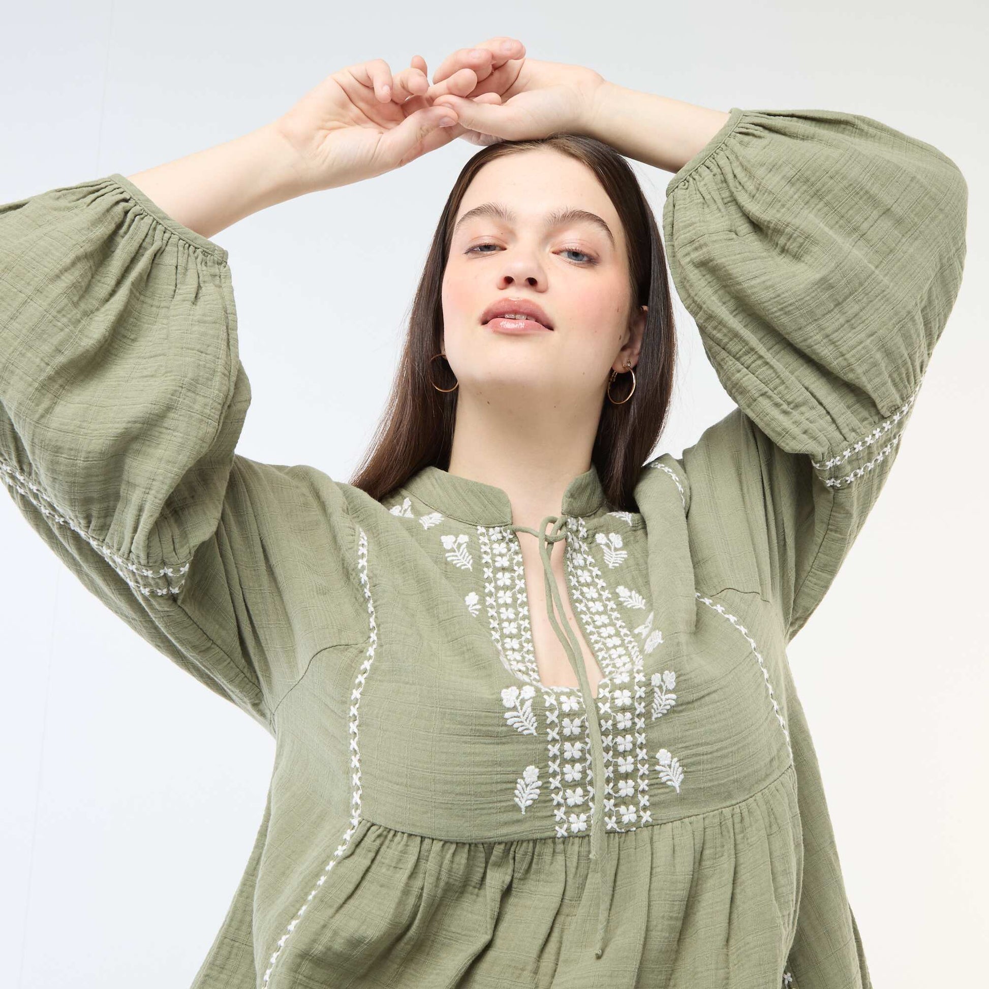 Blouse en gaze de coton avec broderies fantaisies et cordons au col VERT