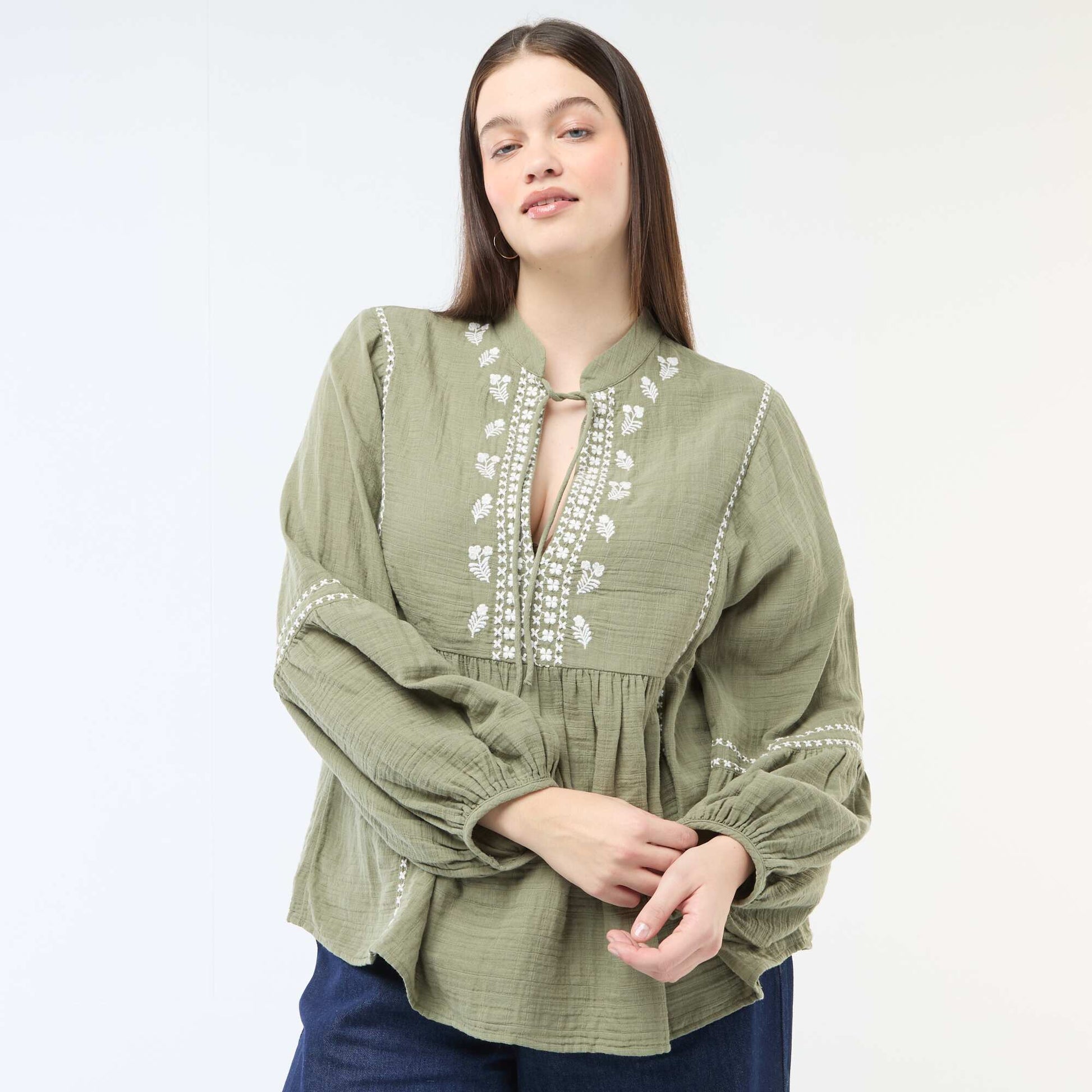 Blouse en gaze de coton avec broderies fantaisies et cordons au col VERT