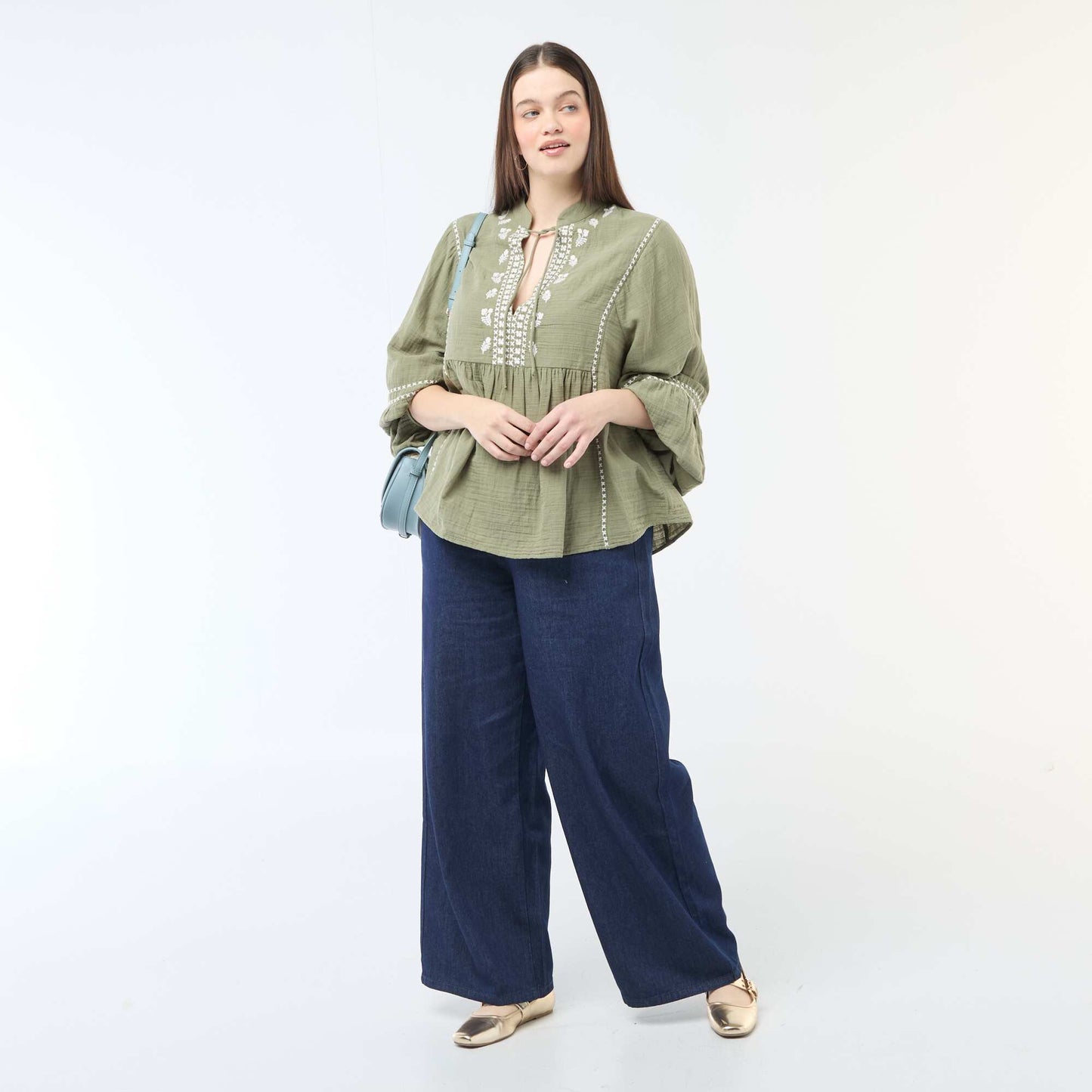 Blouse en gaze de coton avec broderies fantaisies et cordons au col VERT