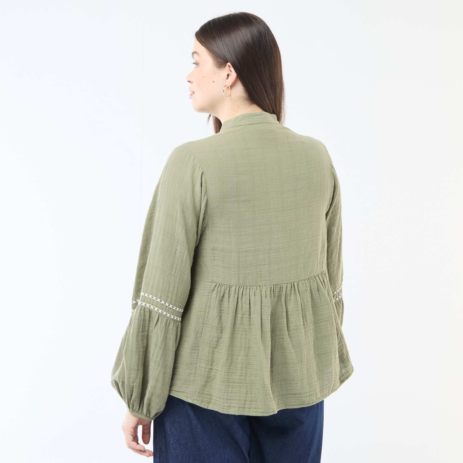 Blouse en gaze de coton avec broderies fantaisies et cordons au col VERT