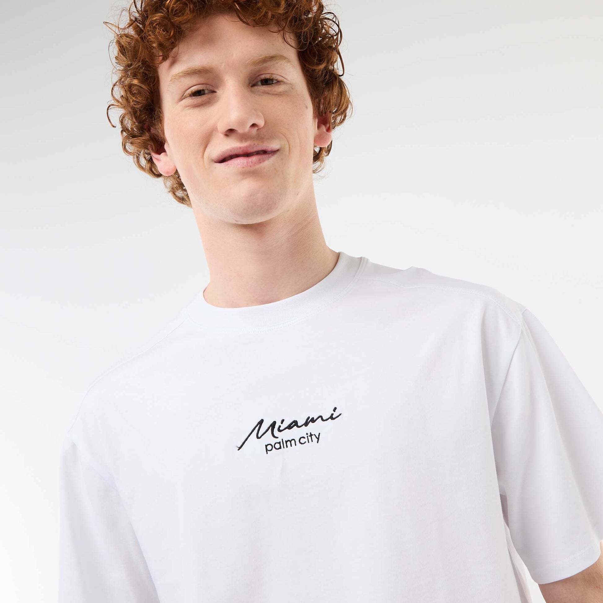 T-shirt col rond avec broderie contrastante BLANC