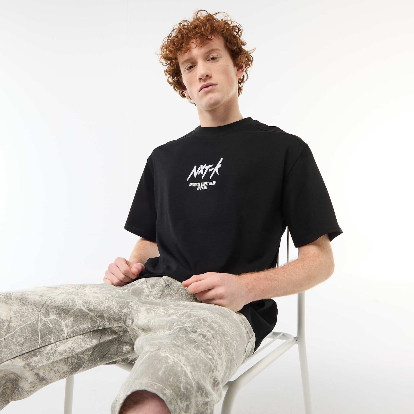 T-shirt col rond avec broderie contrastante NOIR