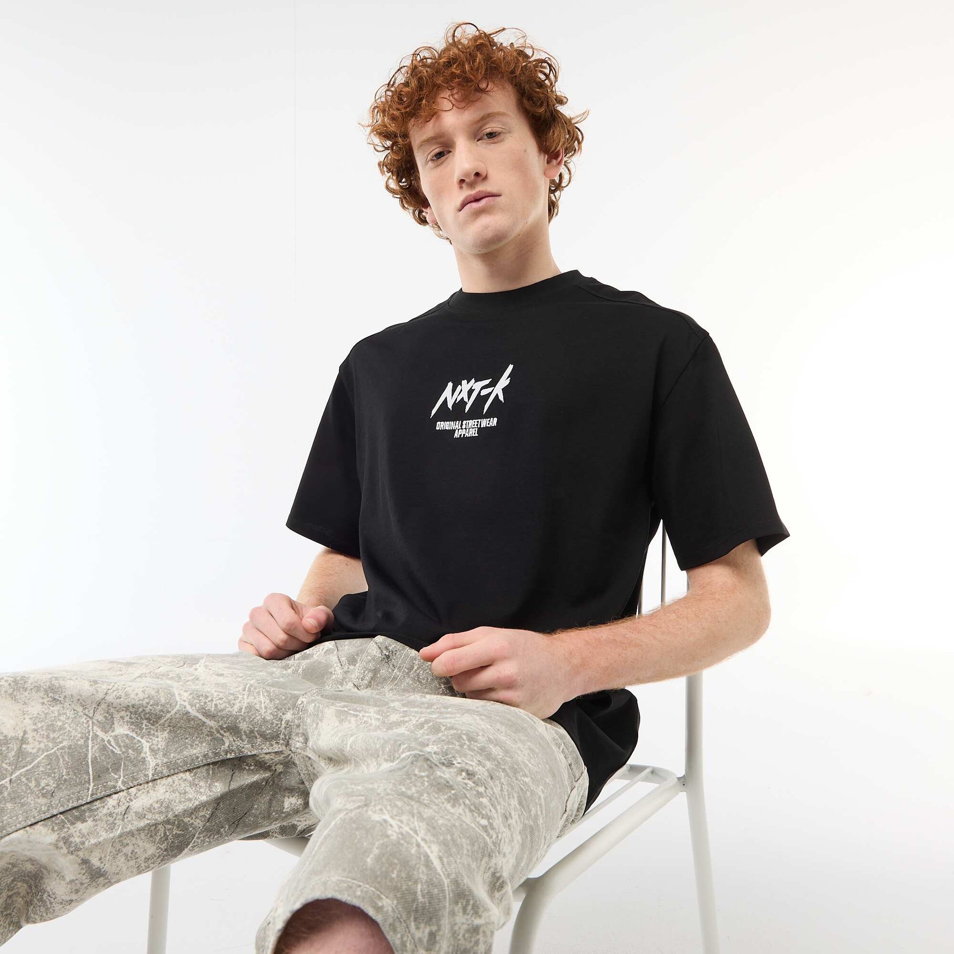 T-shirt col rond avec broderie contrastante NOIR