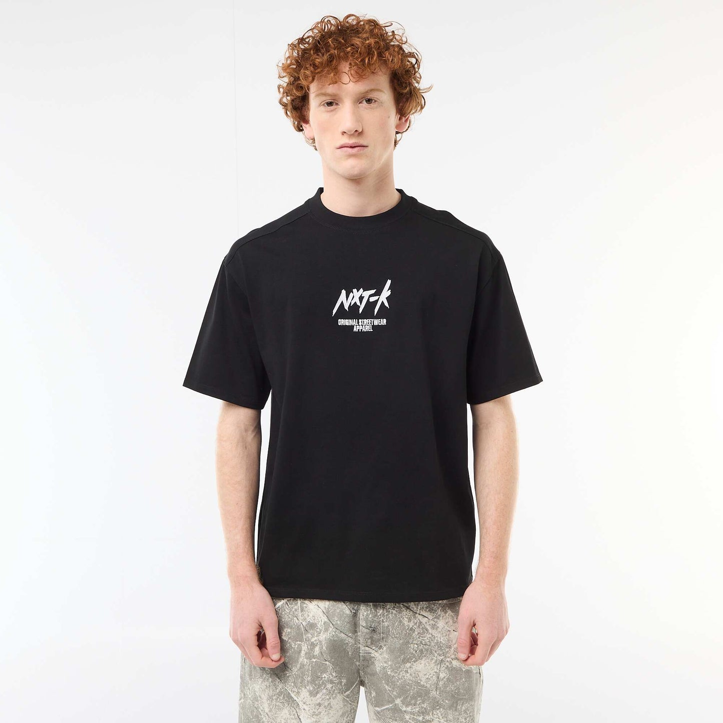 T-shirt col rond avec broderie contrastante NOIR