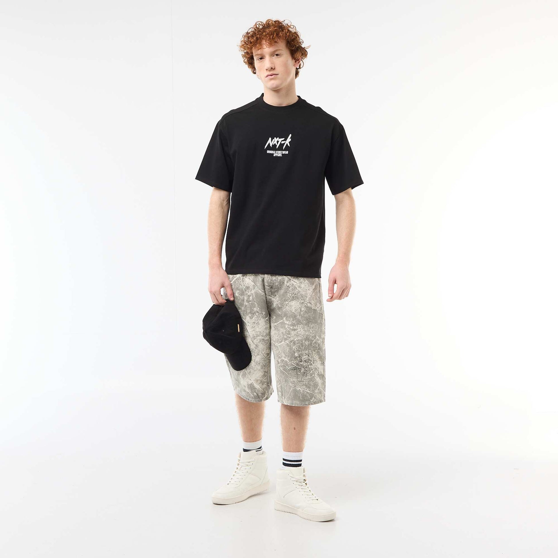 T-shirt col rond avec broderie contrastante NOIR
