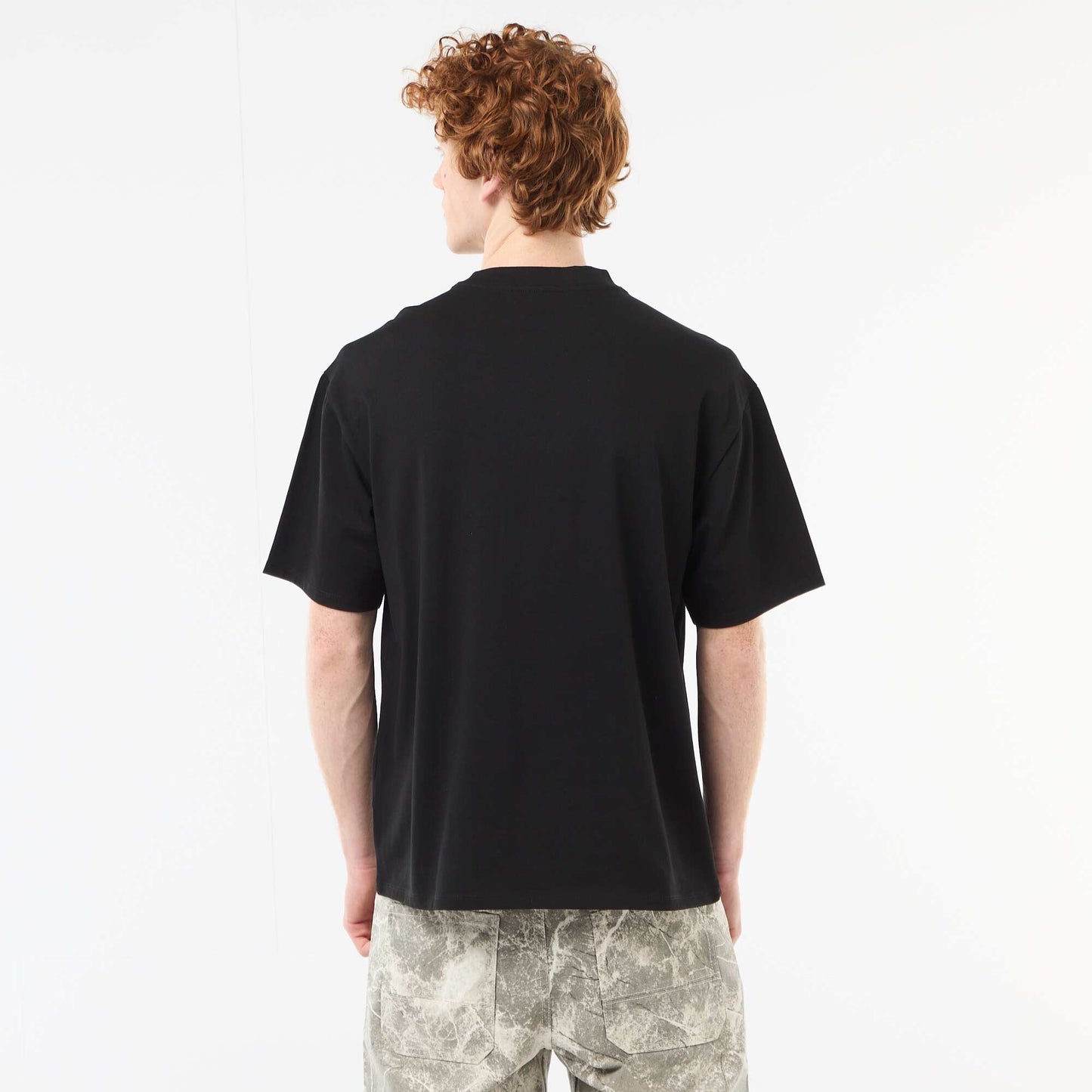 T-shirt col rond avec broderie contrastante NOIR