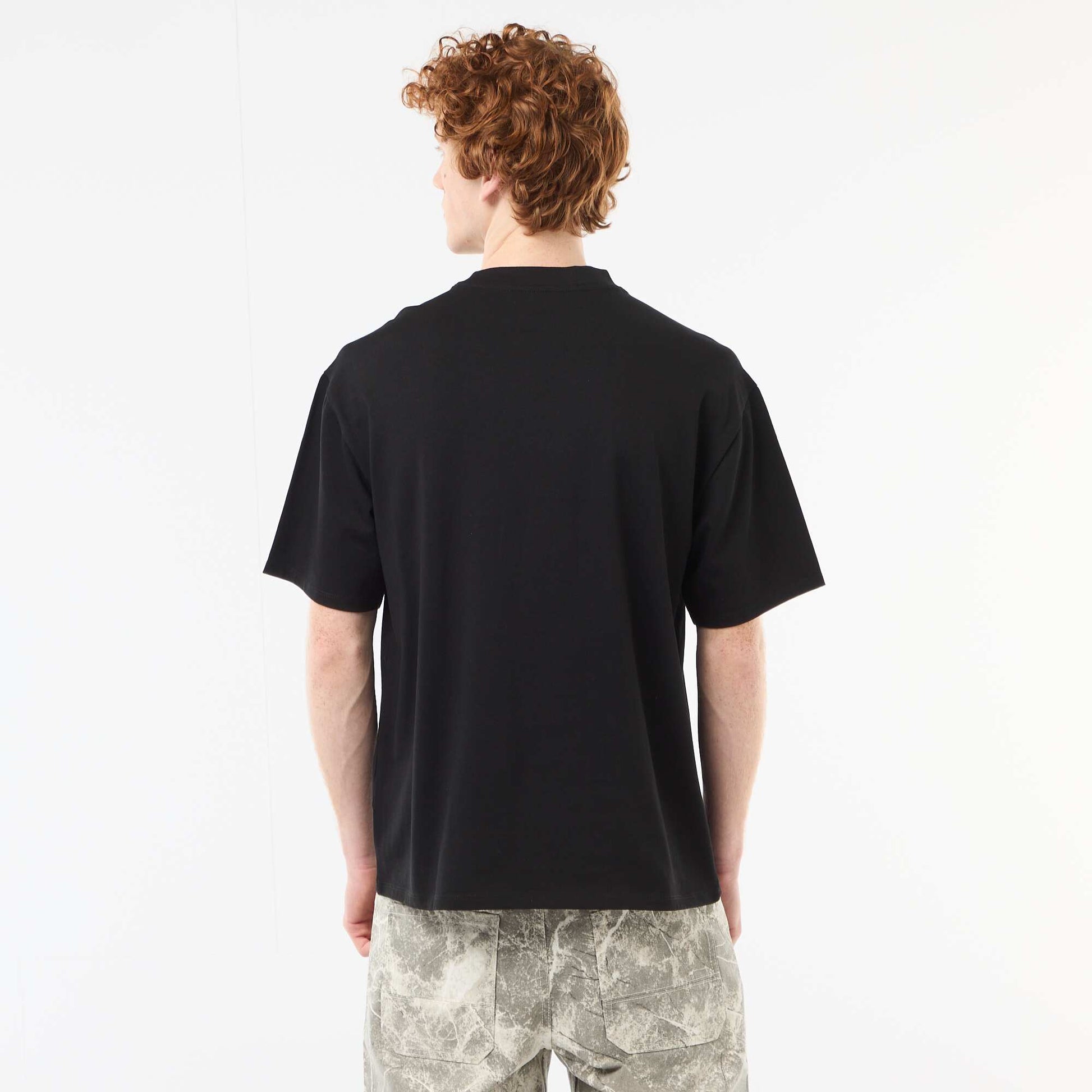 T-shirt col rond avec broderie contrastante NOIR