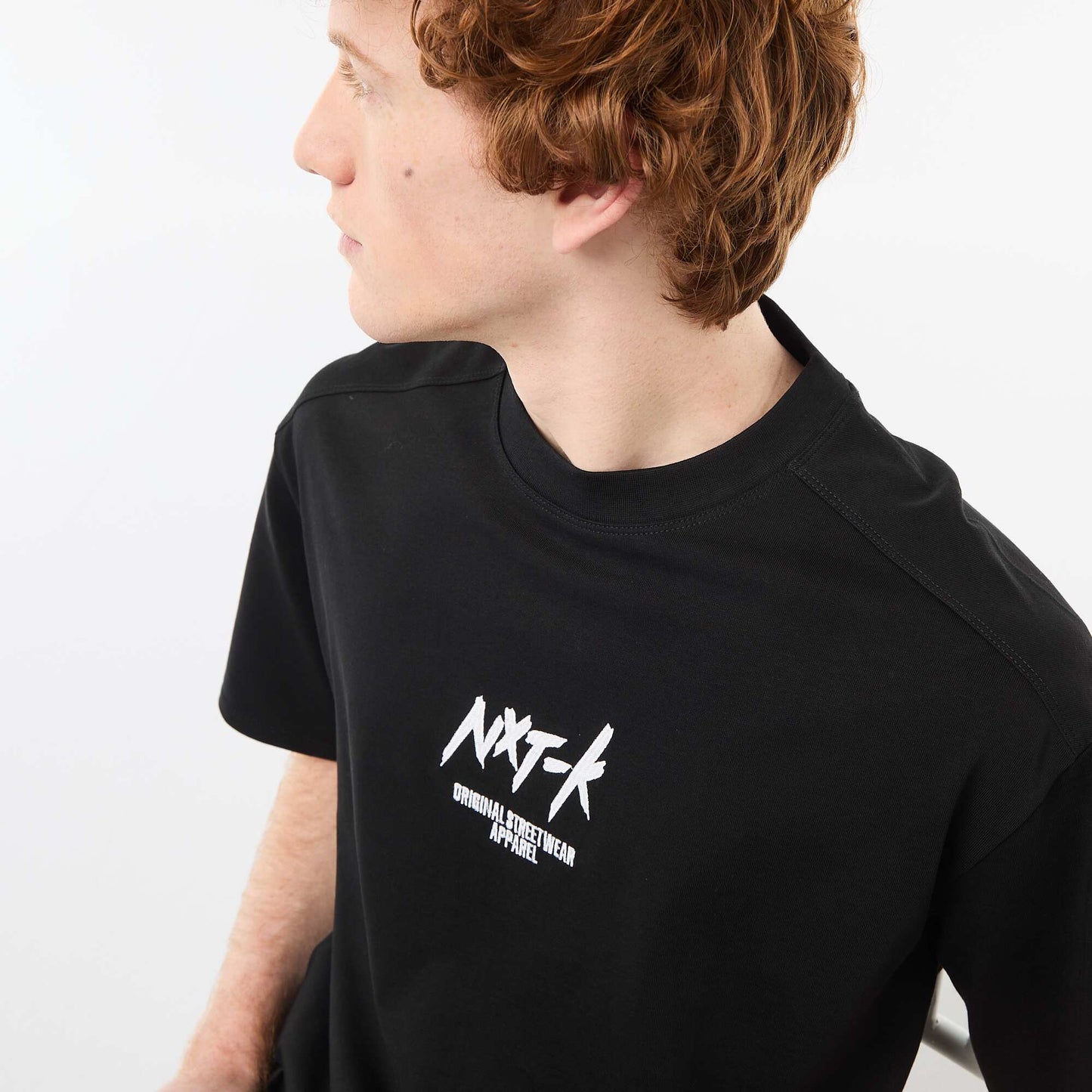 T-shirt col rond avec broderie contrastante NOIR