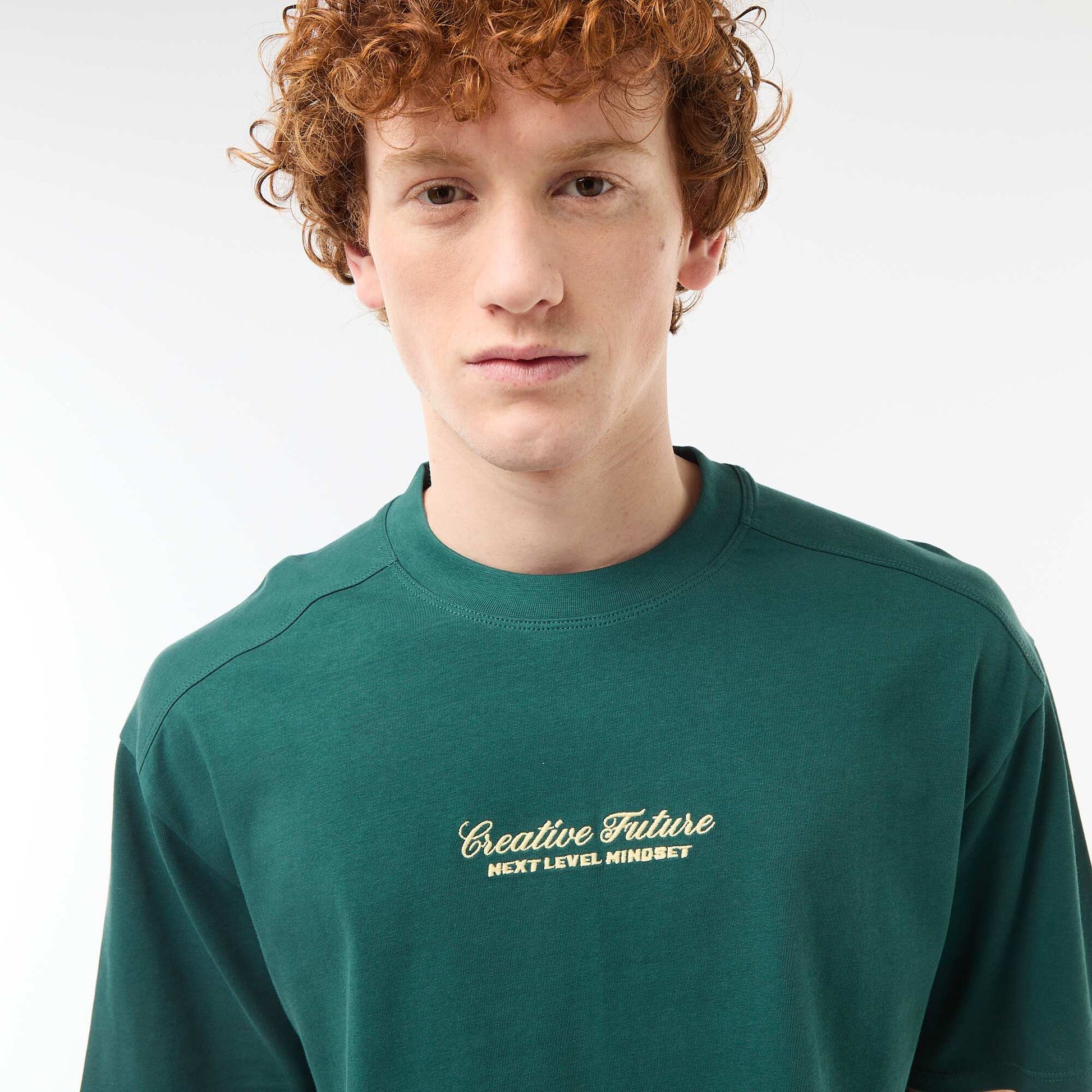 T-shirt col rond avec broderie contrastante VERT