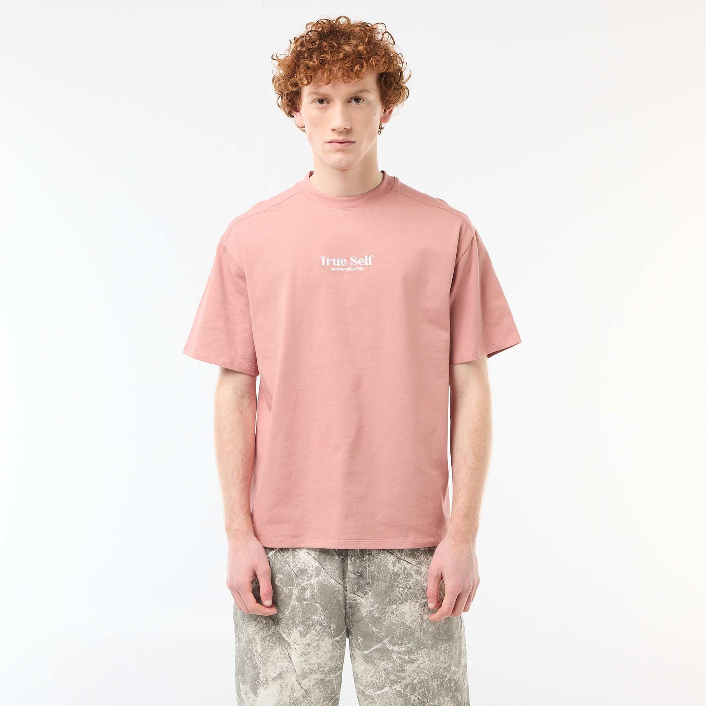 T-shirt col rond avec broderie contrastante ROSE