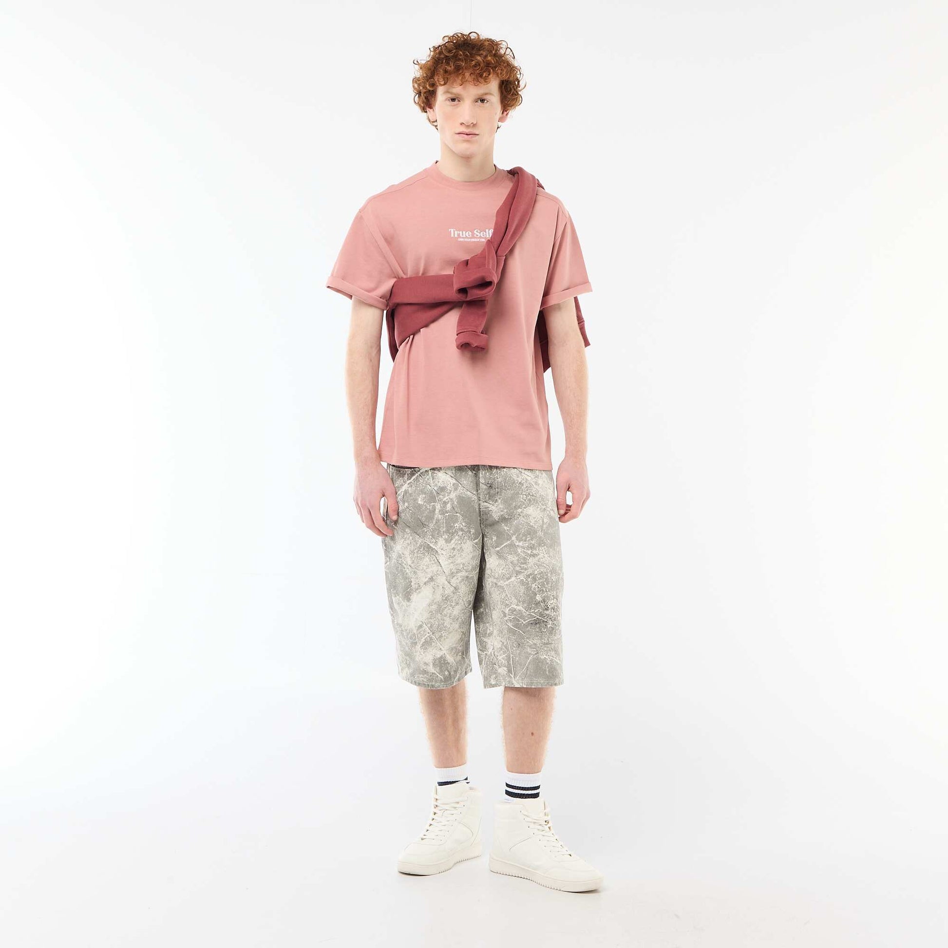 T-shirt col rond avec broderie contrastante ROSE