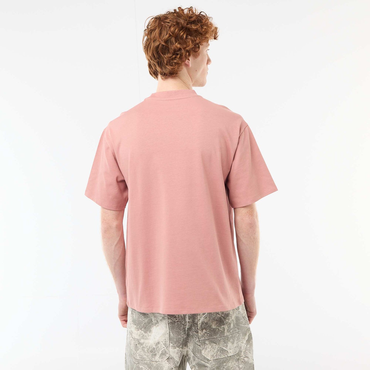 T-shirt col rond avec broderie contrastante ROSE