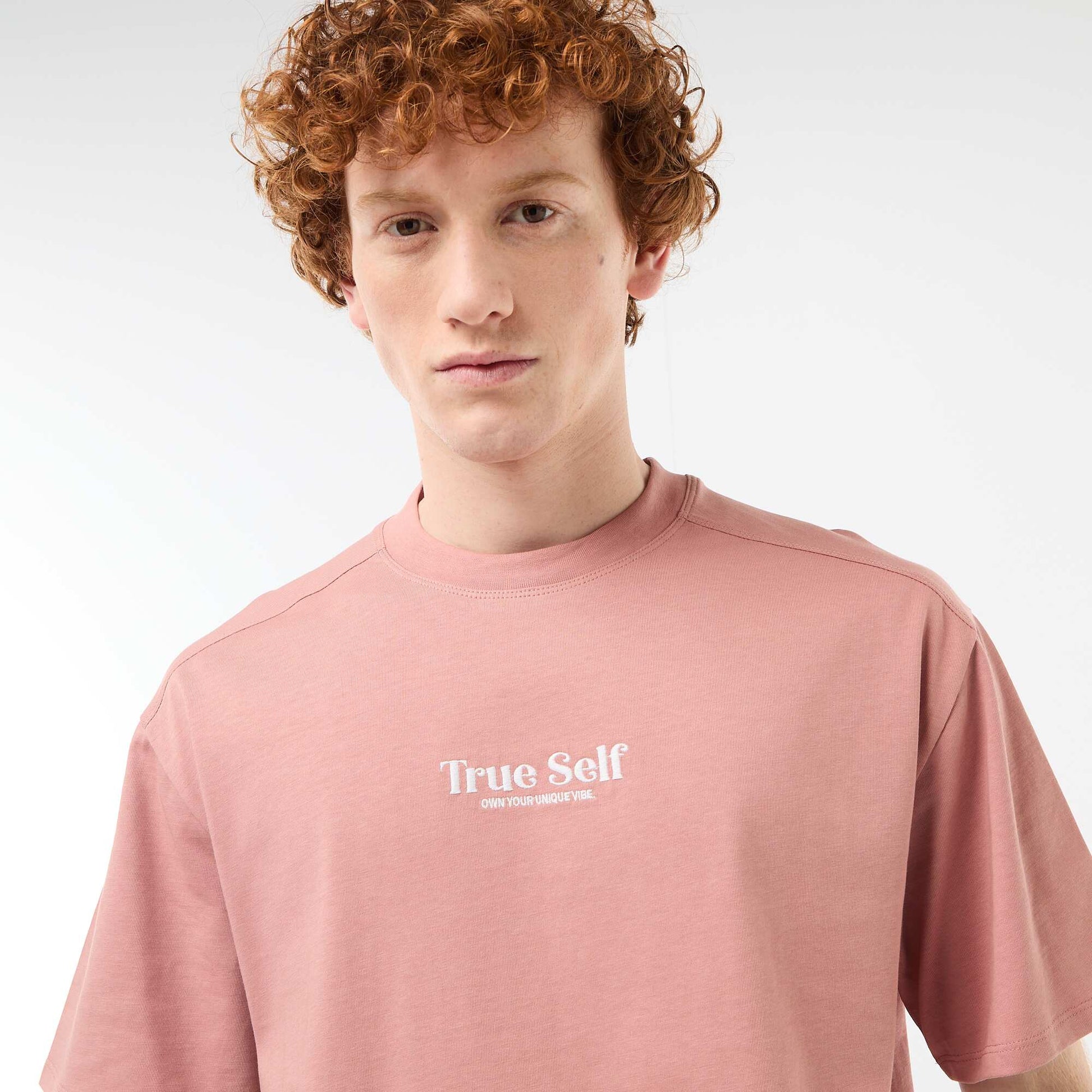 T-shirt col rond avec broderie contrastante ROSE