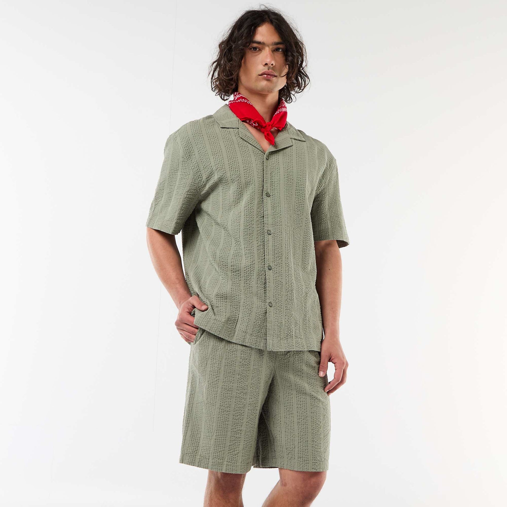 Bermuda en matière type crépon VERT