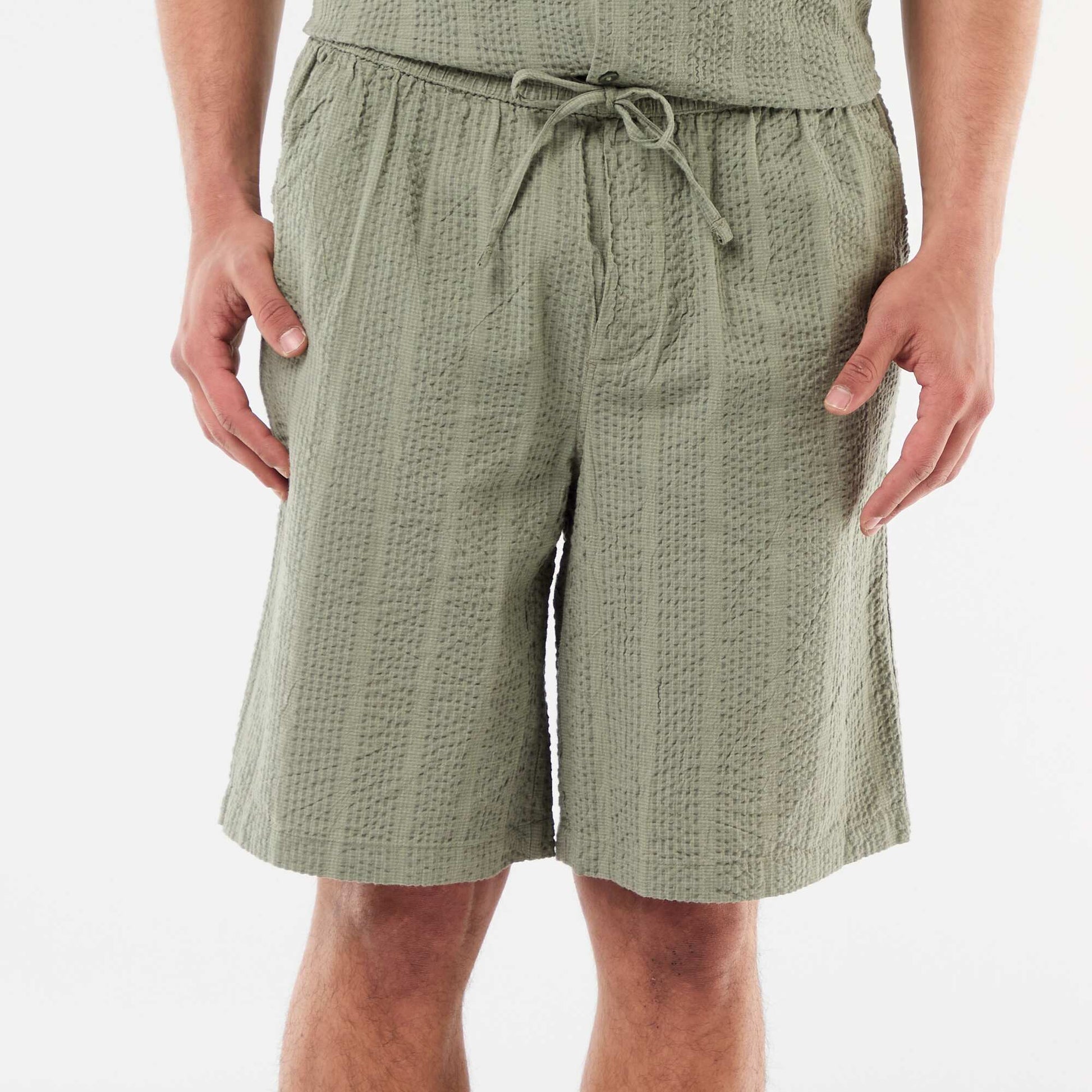 Bermuda en matière type crépon VERT