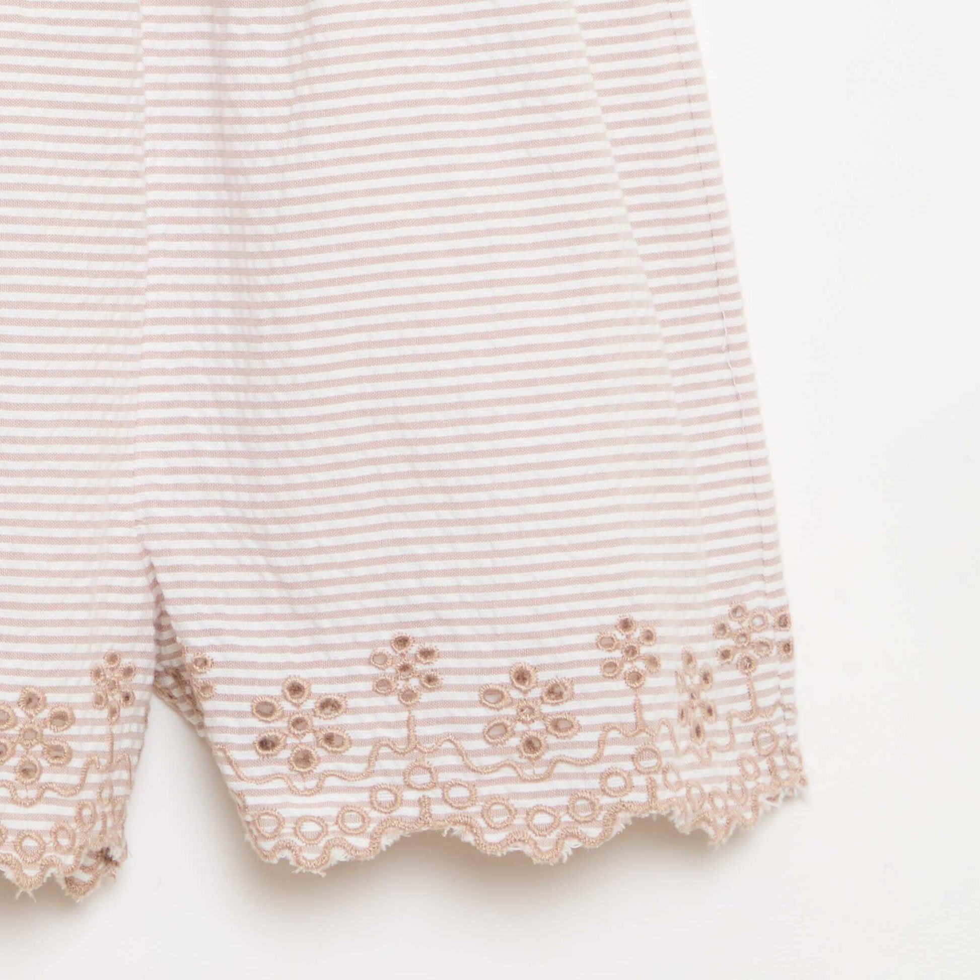 Combinaison short rayée en seersucker avec smock et broderies BEIGE