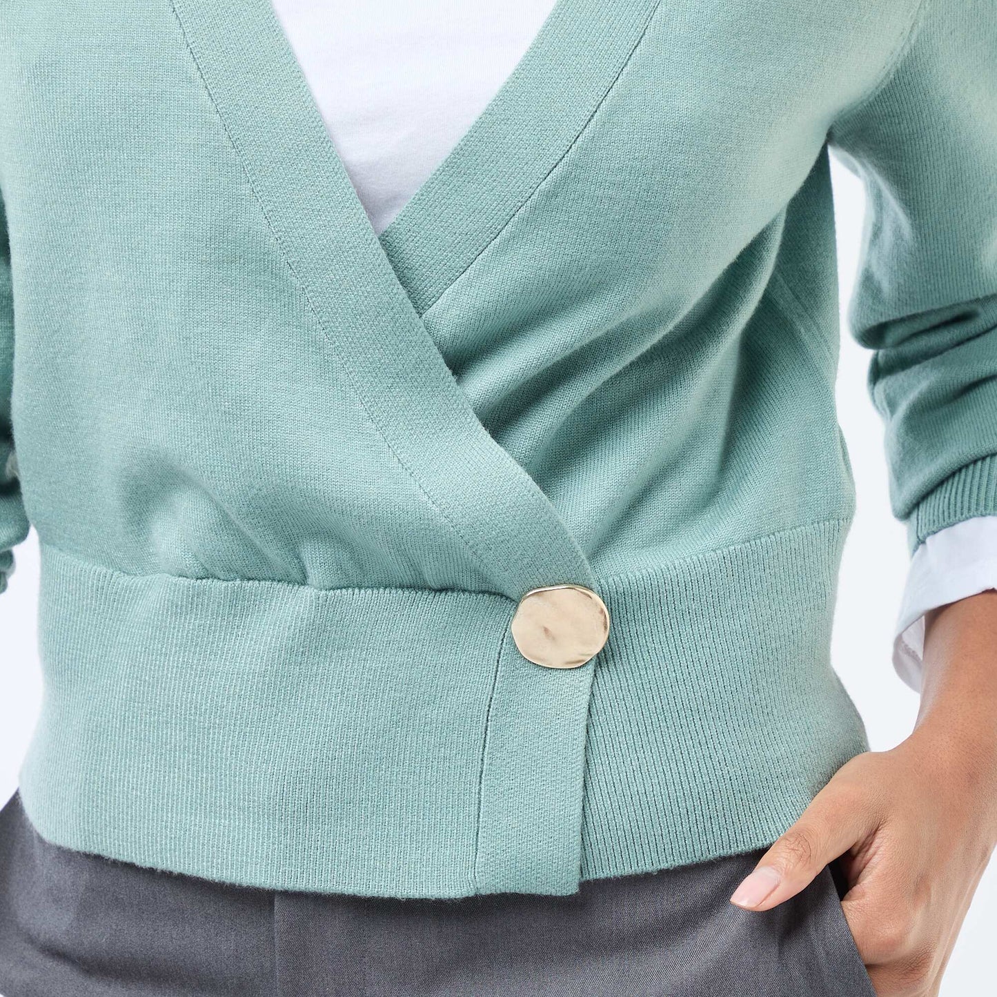 Pull effet gilet cache-coeur avec bouton doré VERT SAGE