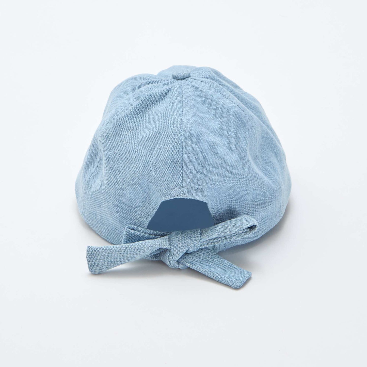 Casquette avec nœud fantaisie à la base BLEU