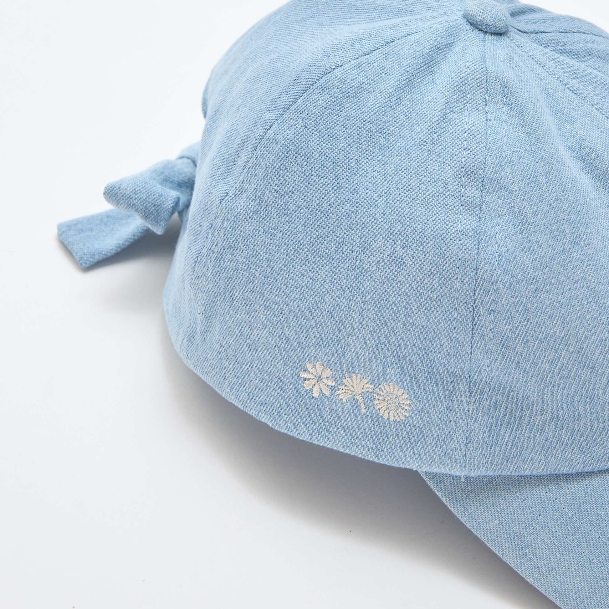 Casquette avec nœud fantaisie à la base BLEU