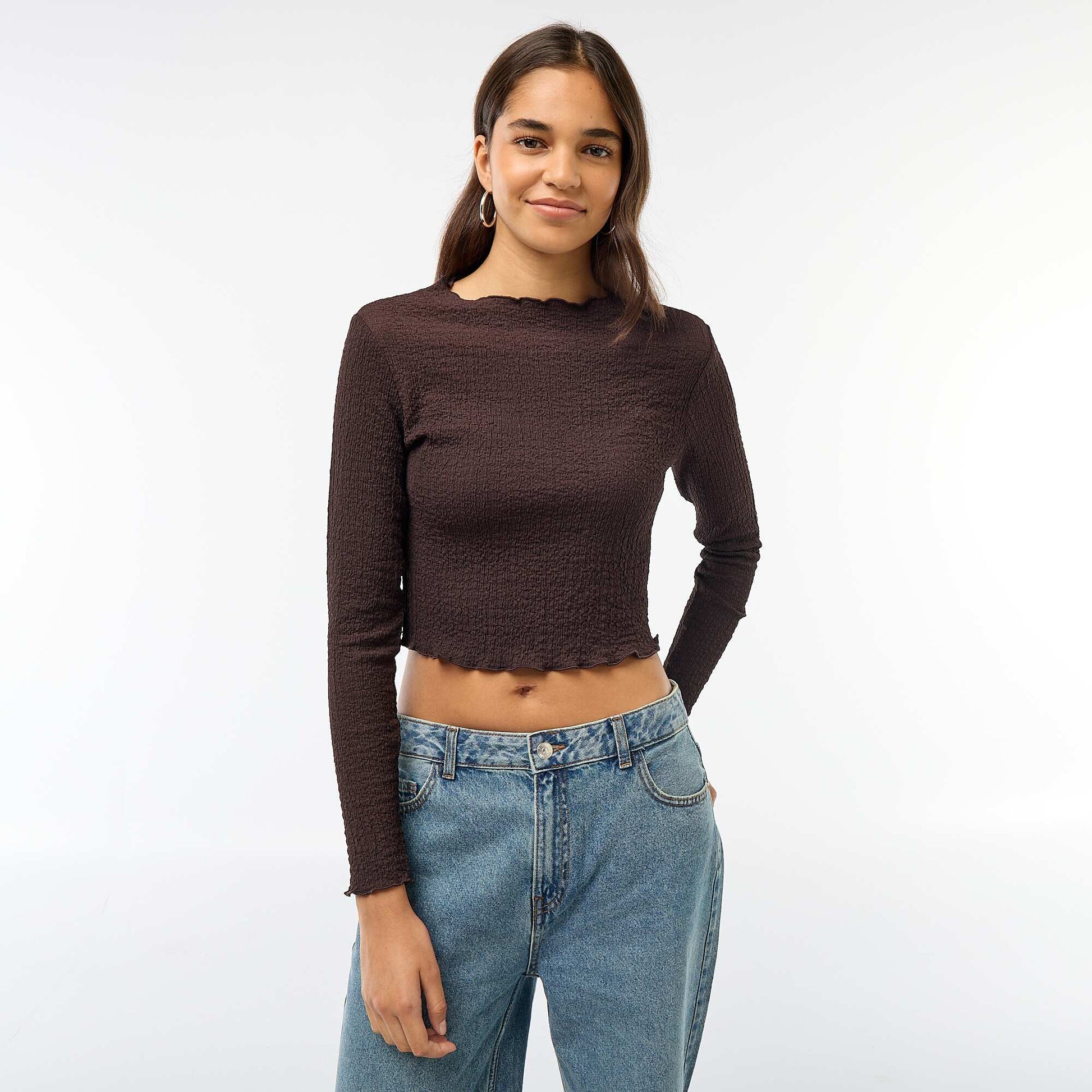 Tee-shirt cropped à manches longues et matière crêpée MARRON
