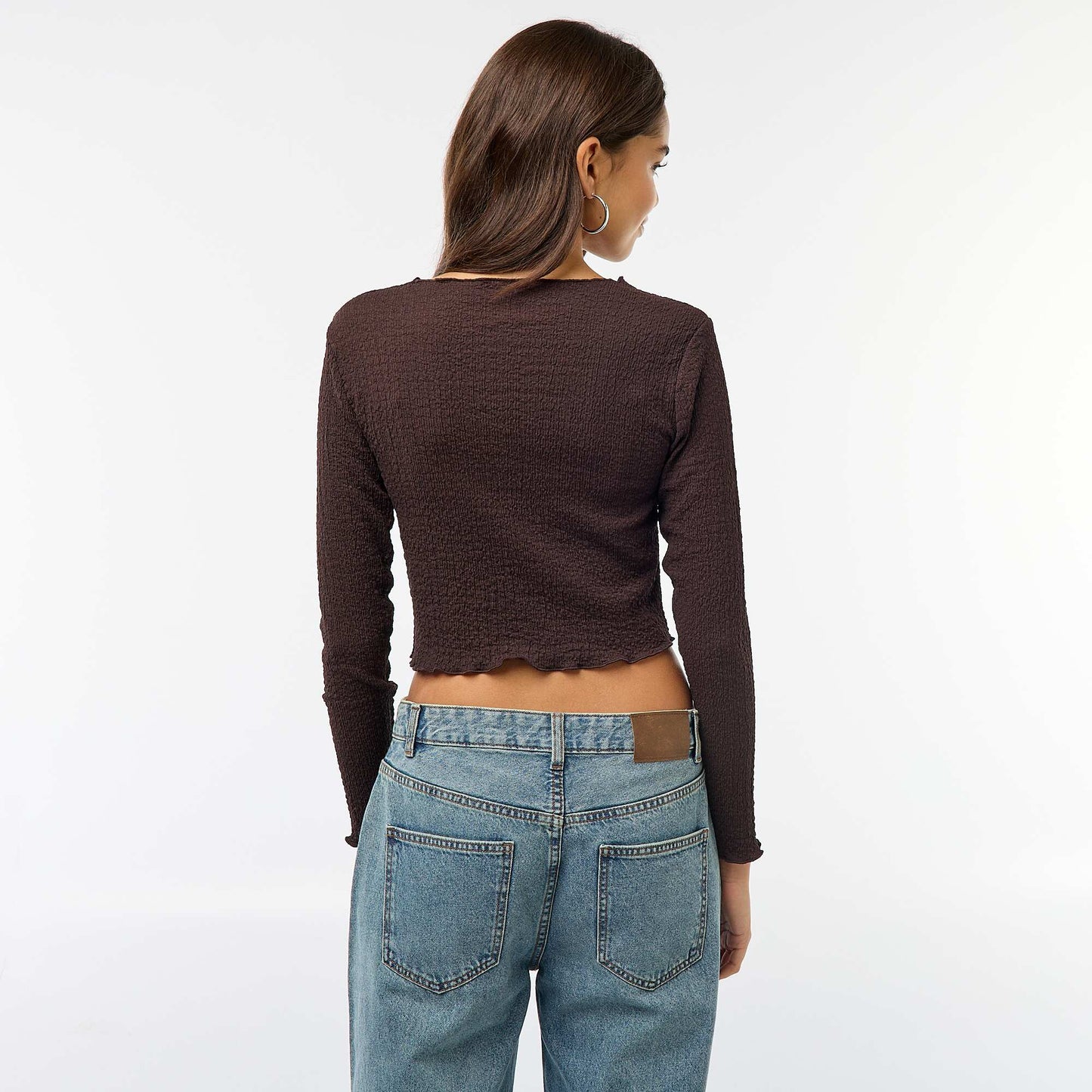 Tee-shirt cropped à manches longues et matière crêpée MARRON