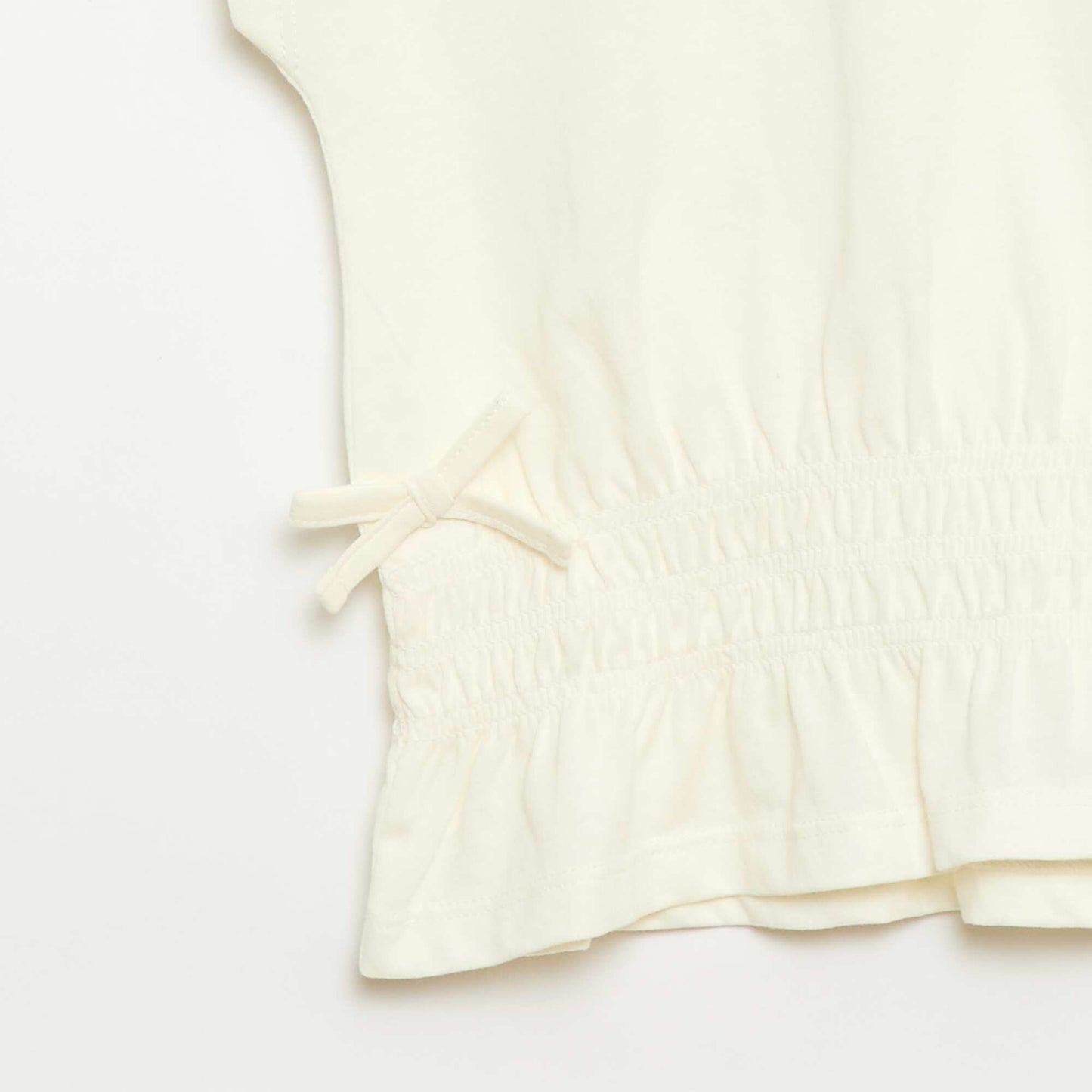 T-shirt avec empiècement smocks et nœuds à la taille ECRU