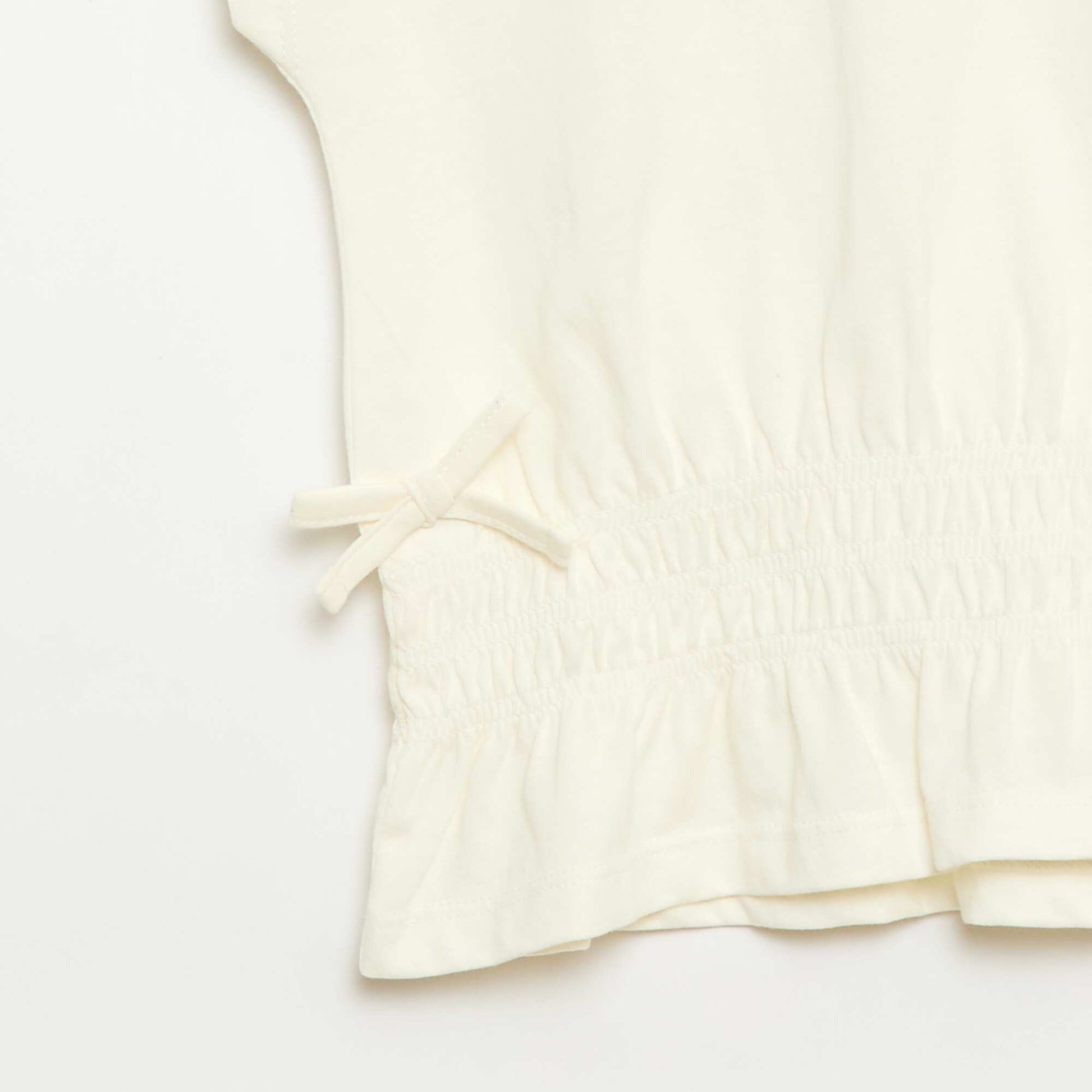 T-shirt avec empiècement smocks et nœuds à la taille ECRU