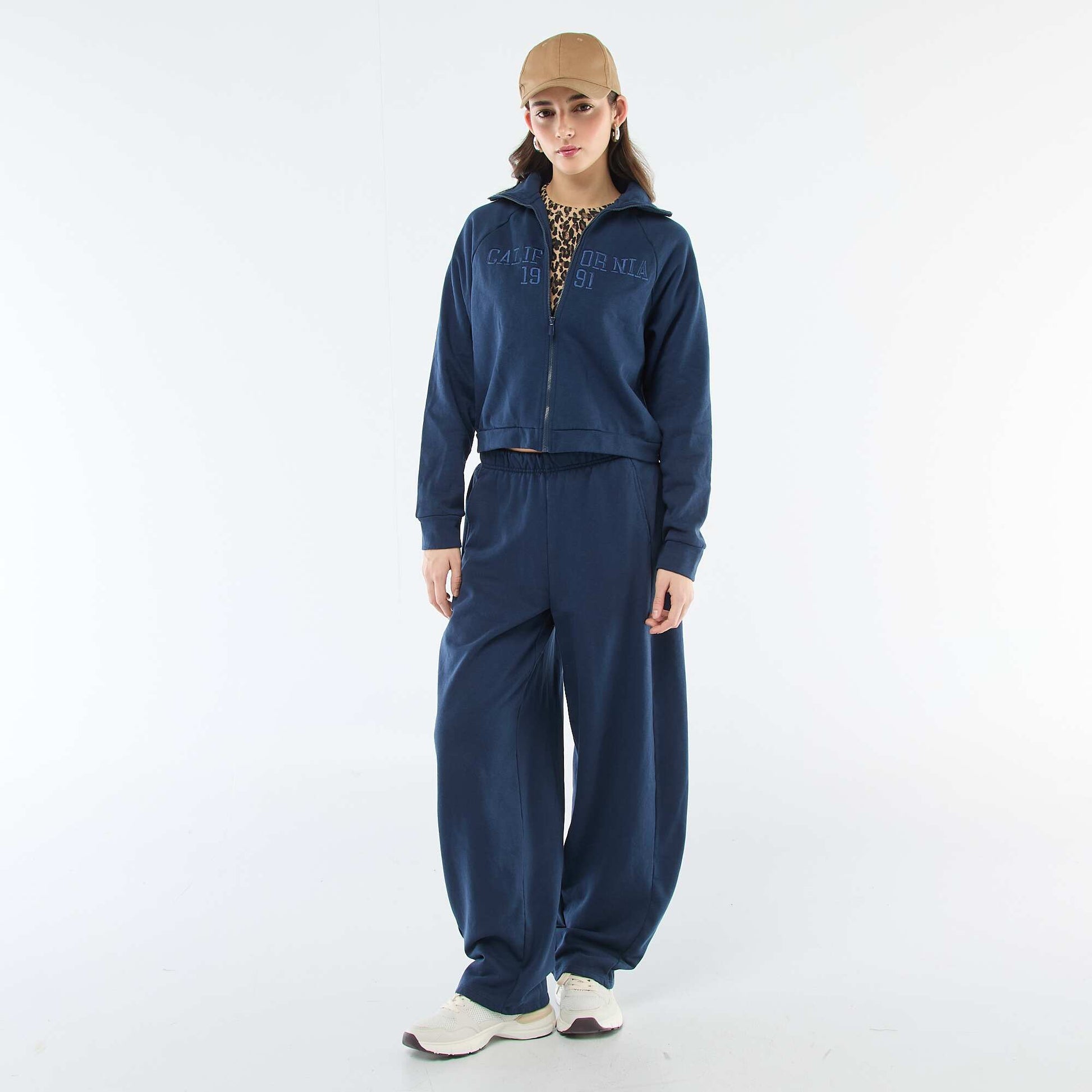 Sweat court zippé à message brodé BLEU MARINE