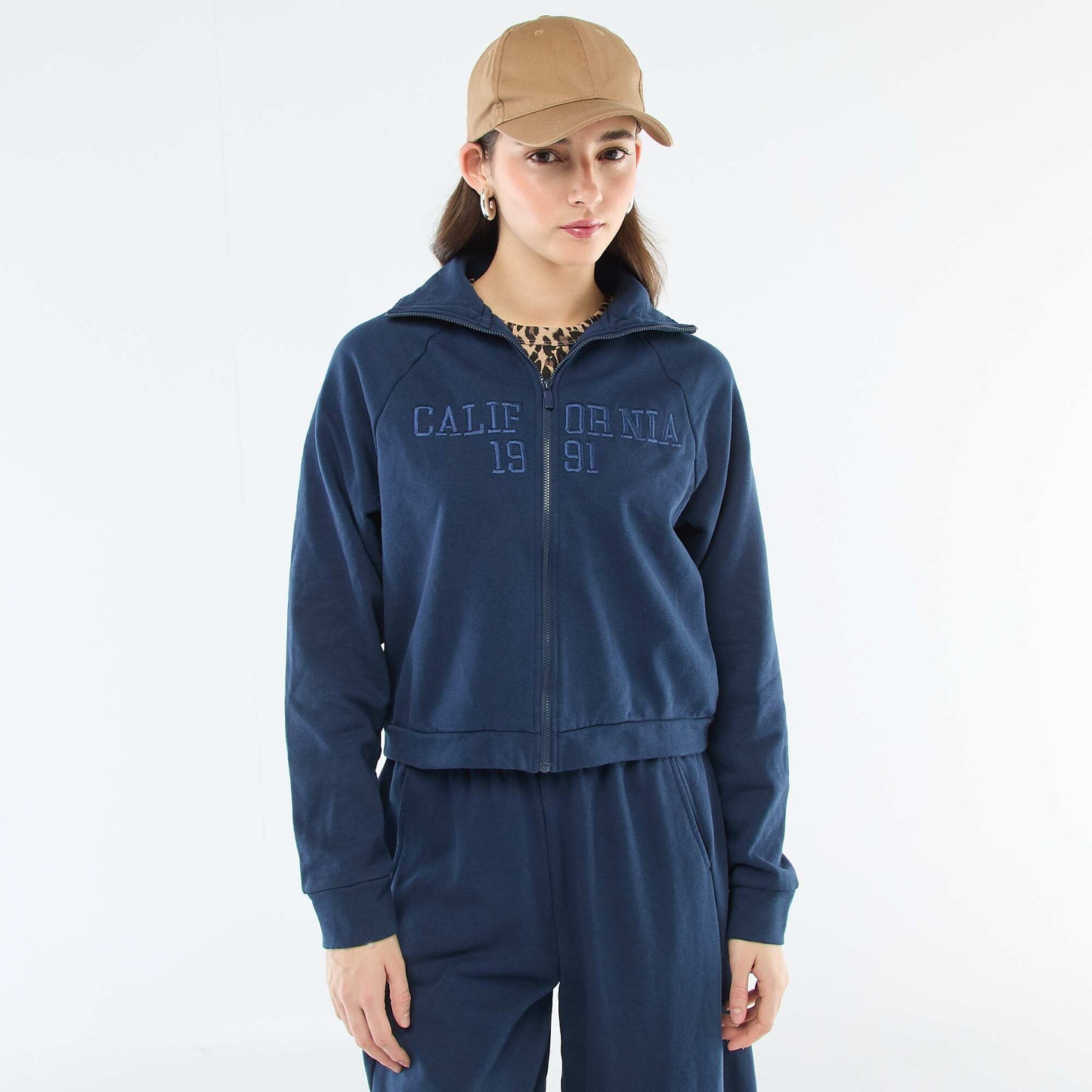 Sweat court zippé à message brodé BLEU MARINE