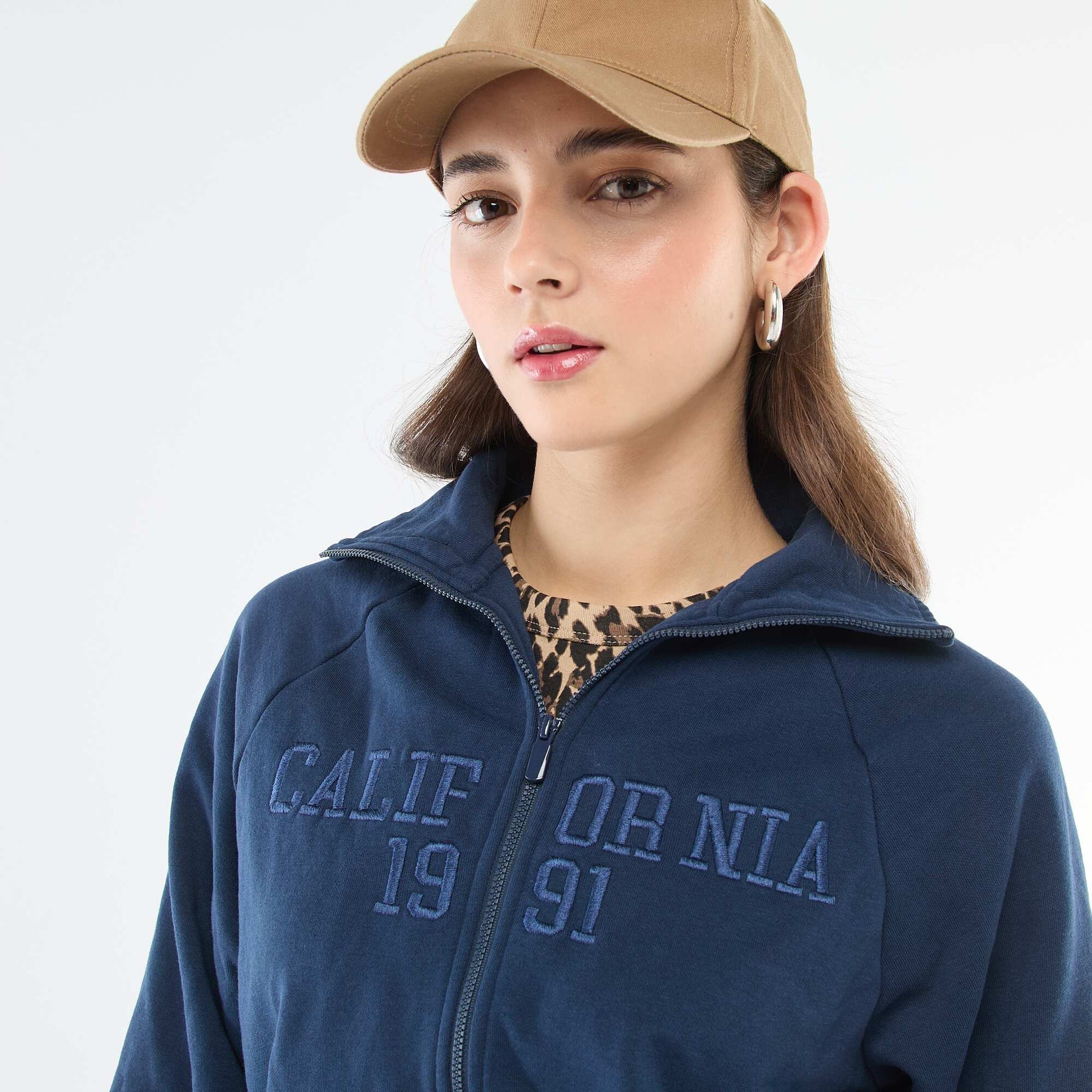 Sweat court zippé à message brodé BLEU MARINE