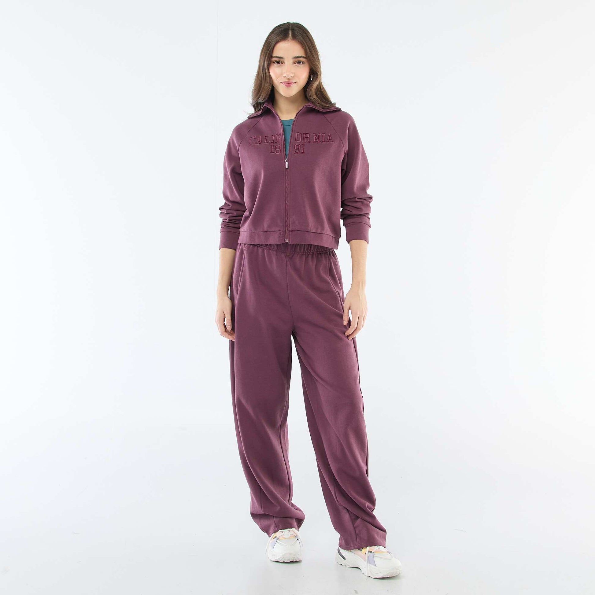 Sweat court zippé à message brodé PRUNE