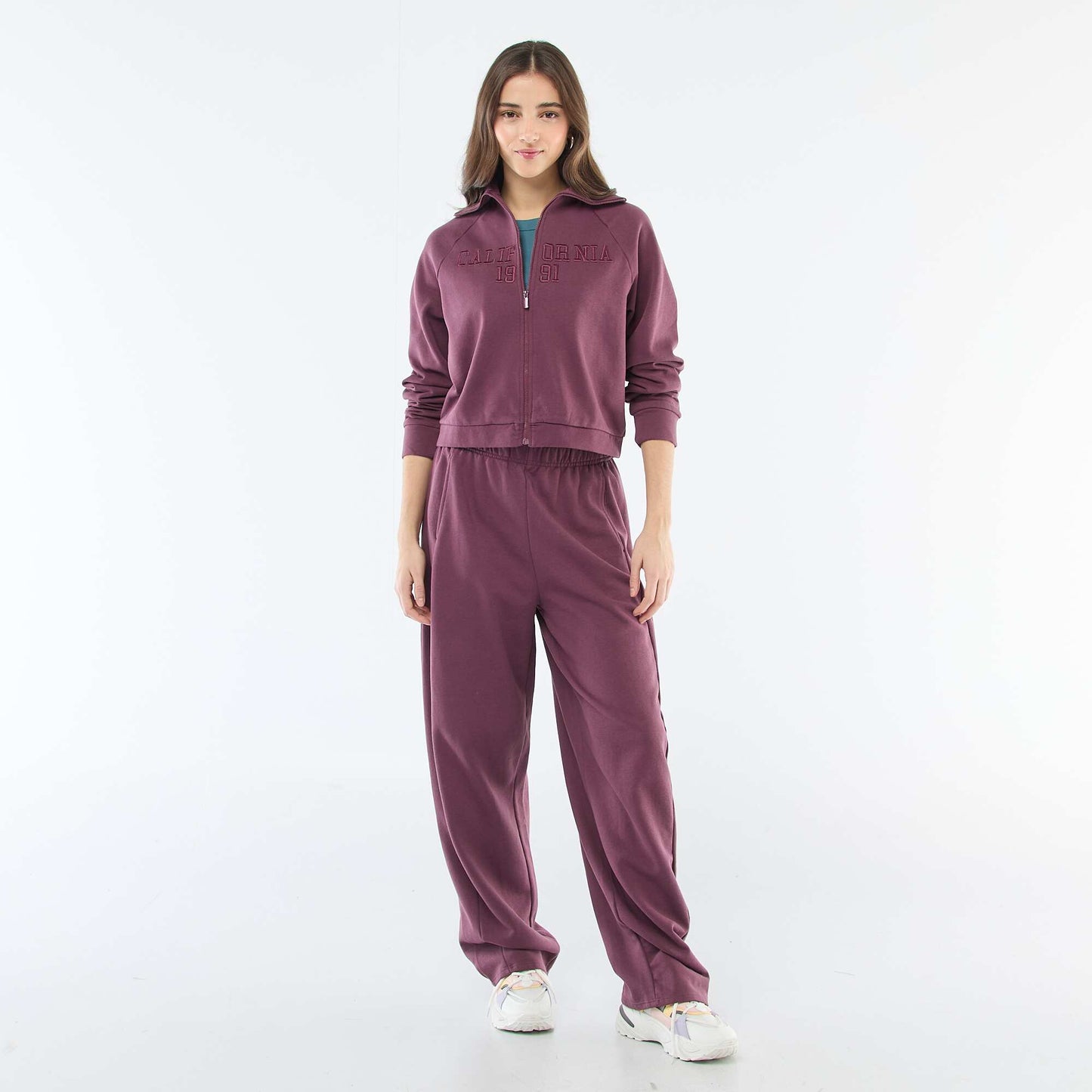 Sweat court zippé à message brodé PRUNE