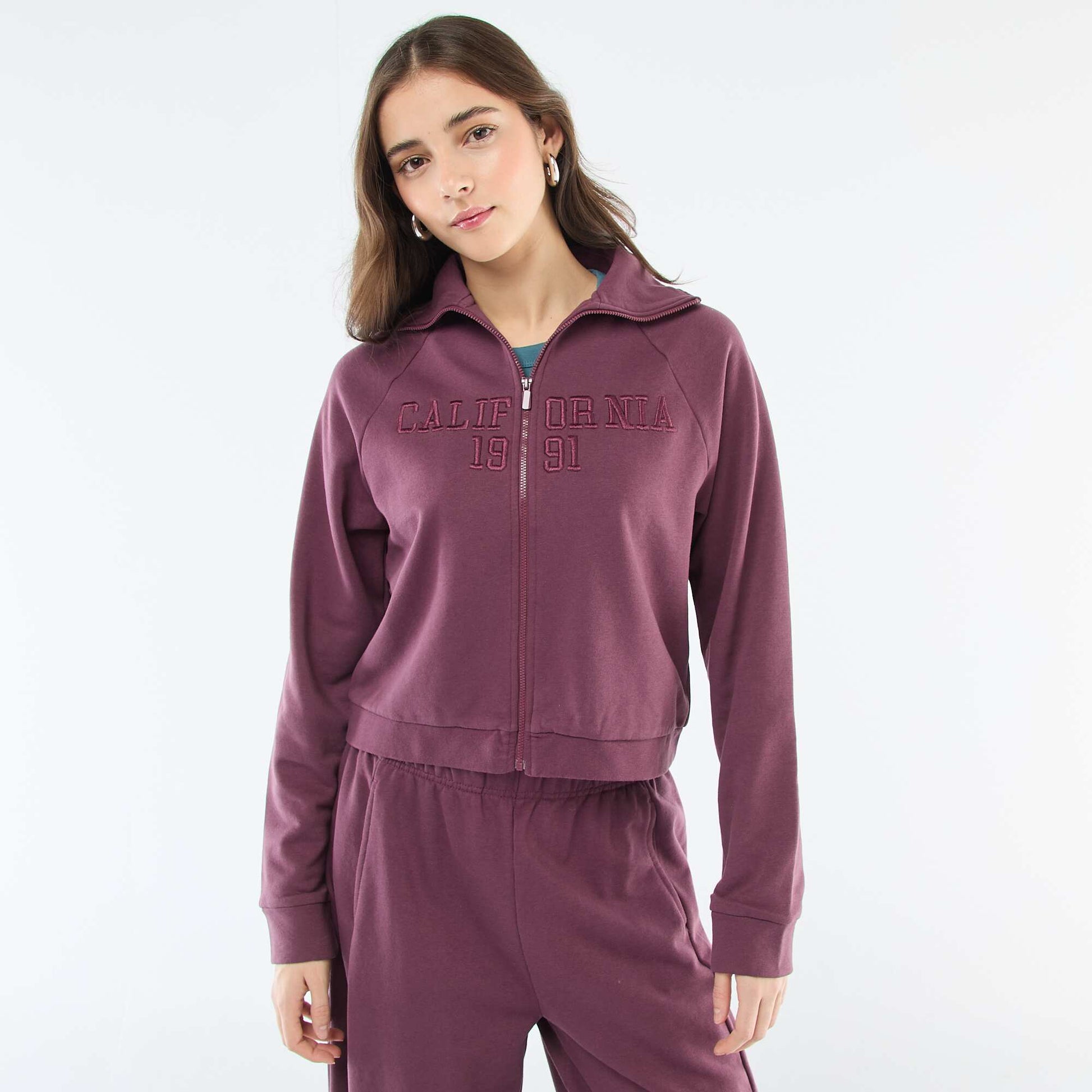 Sweat court zippé à message brodé PRUNE
