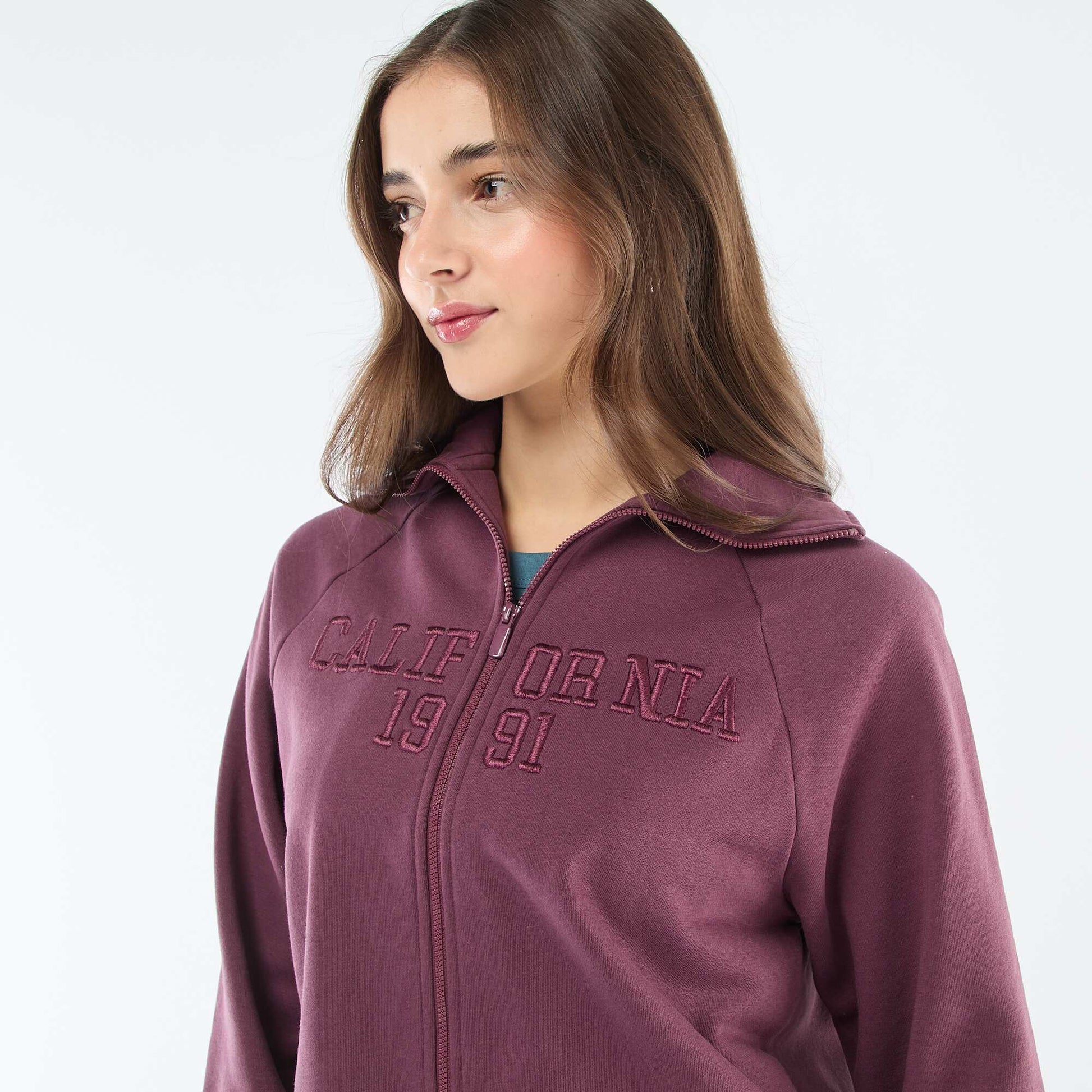 Sweat court zippé à message brodé PRUNE