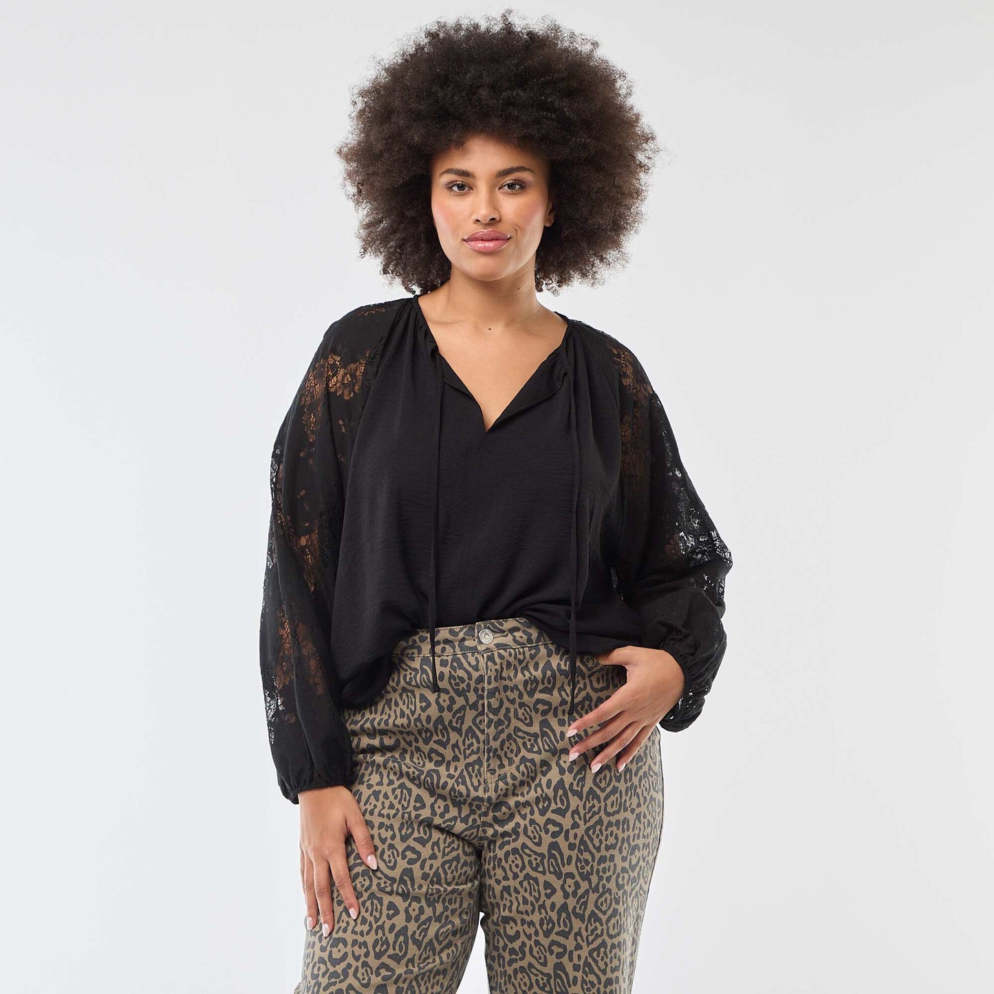 Blouse avec manches longues en dentelle et ouverture par lien au col NOIR