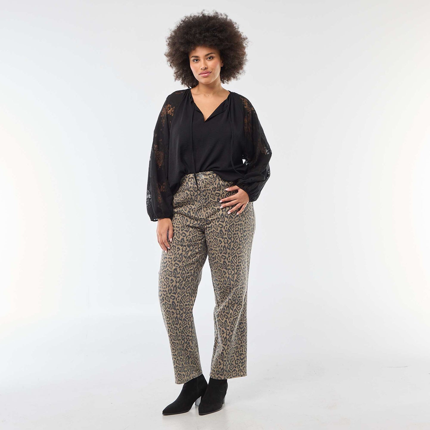 Blouse avec manches longues en dentelle et ouverture par lien au col NOIR