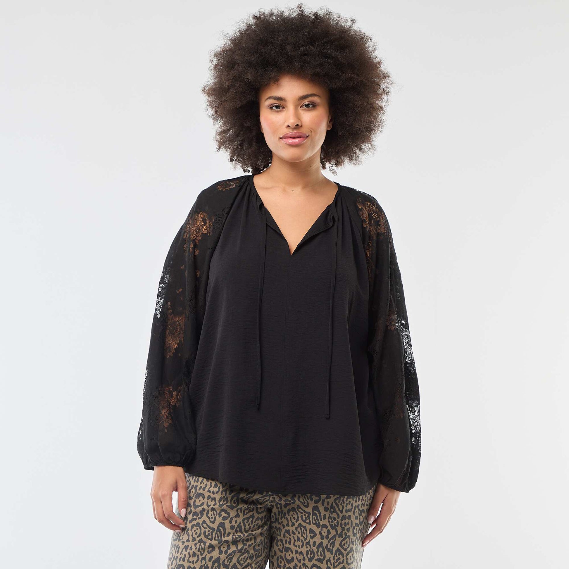 Blouse avec manches longues en dentelle et ouverture par lien au col NOIR