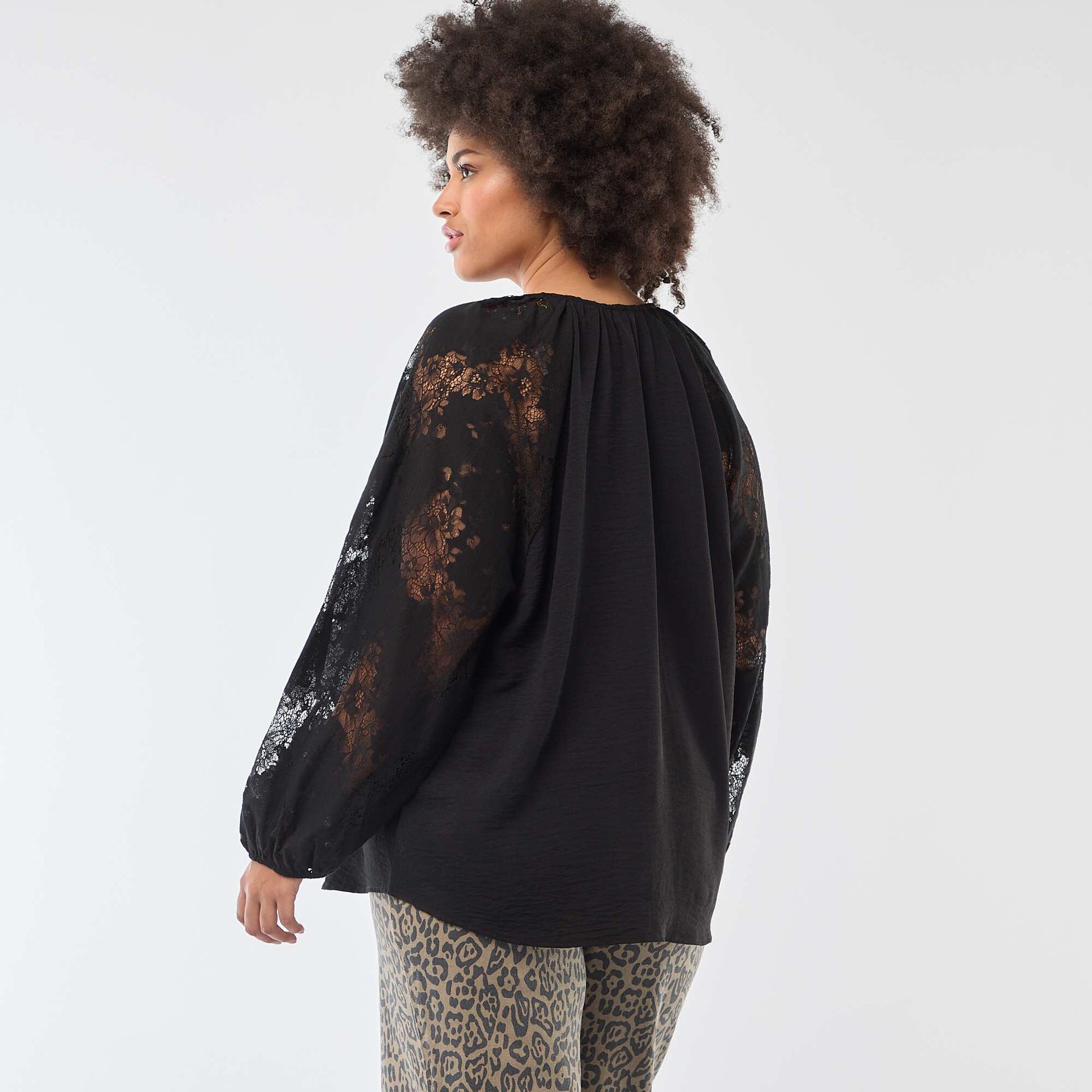 Blouse avec manches longues en dentelle et ouverture par lien au col NOIR