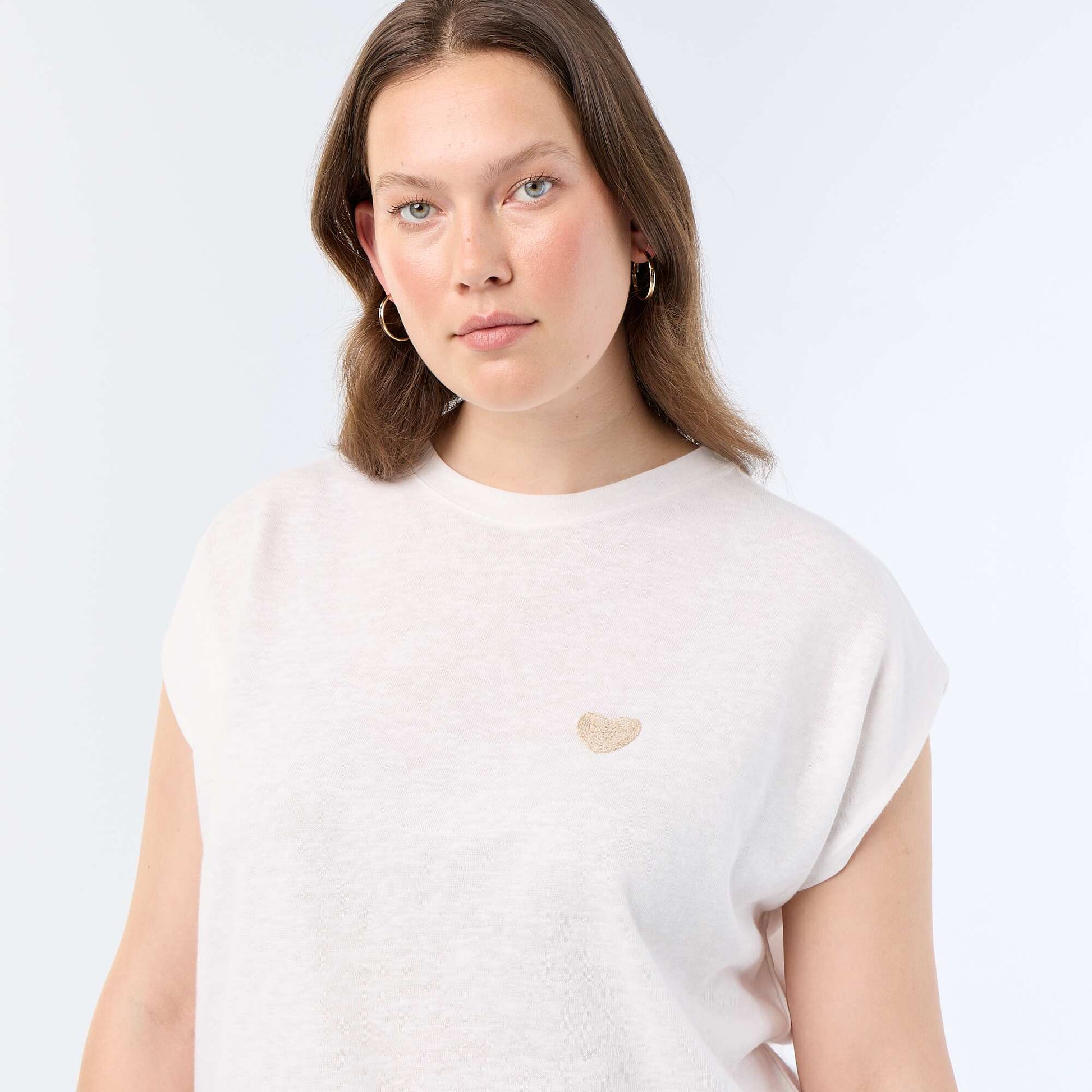 T-shirt en jersey sans manches avec petite broderie poitrine BEIGE